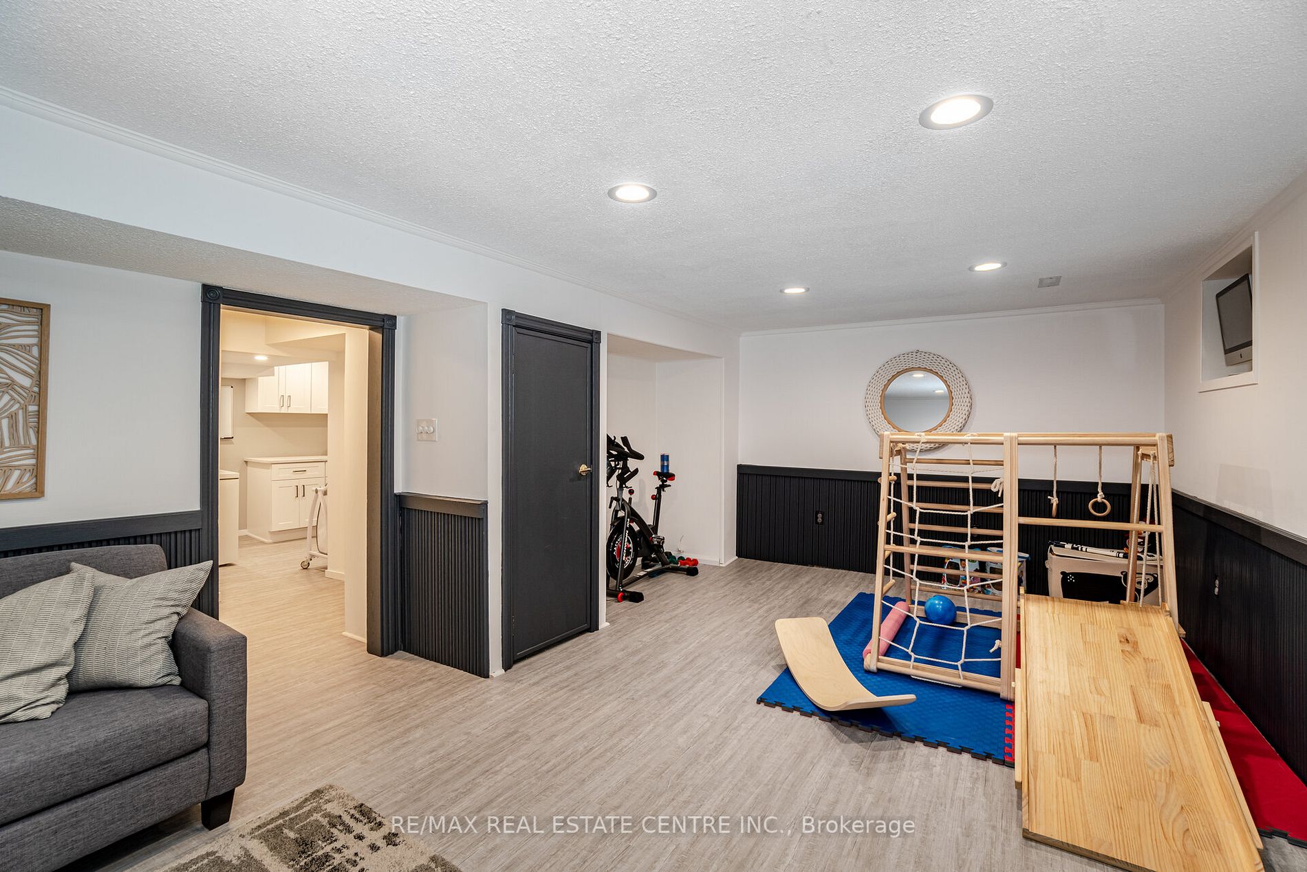 2876 Oslo Cres