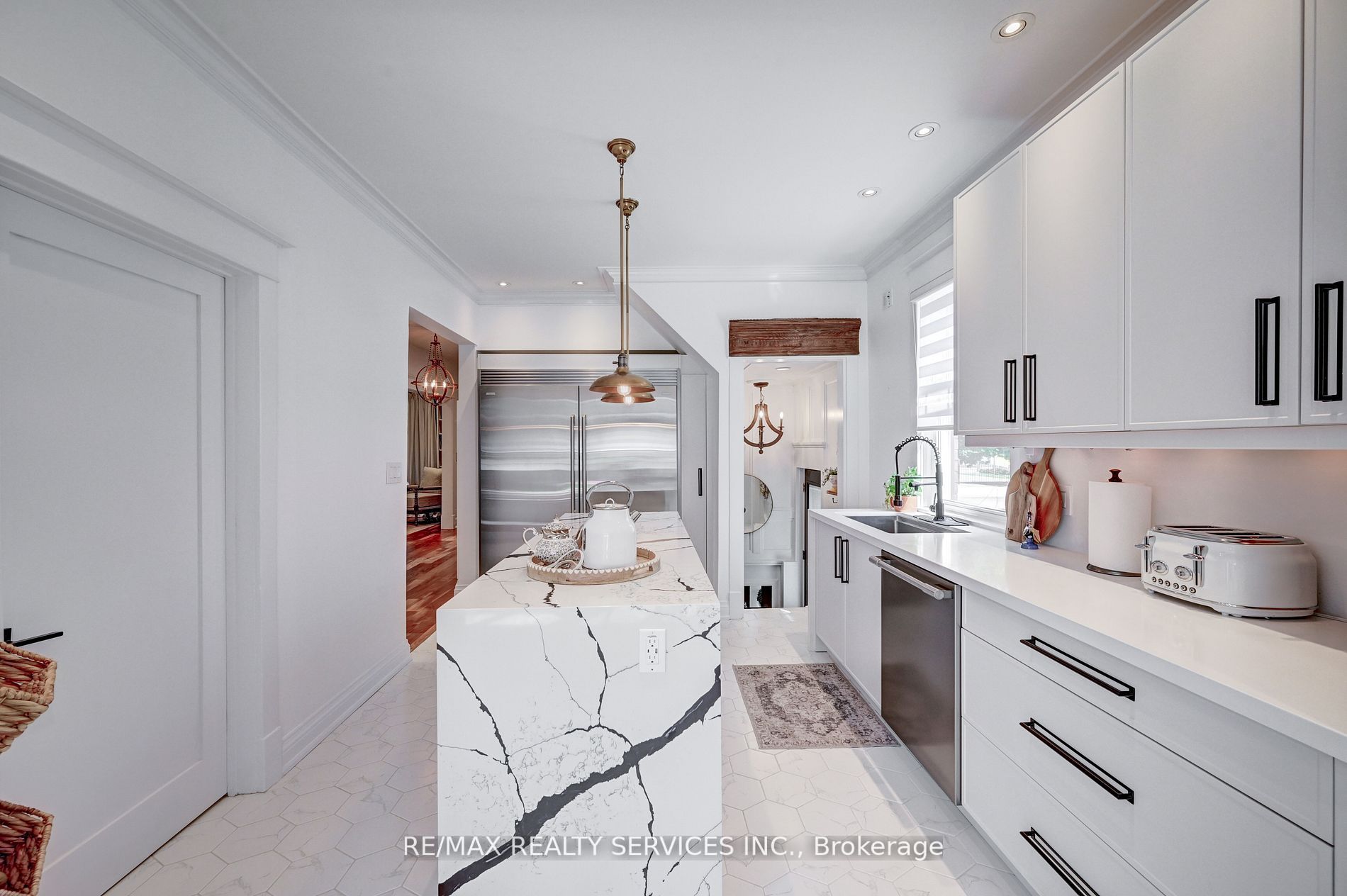 37 Elizabeth St S