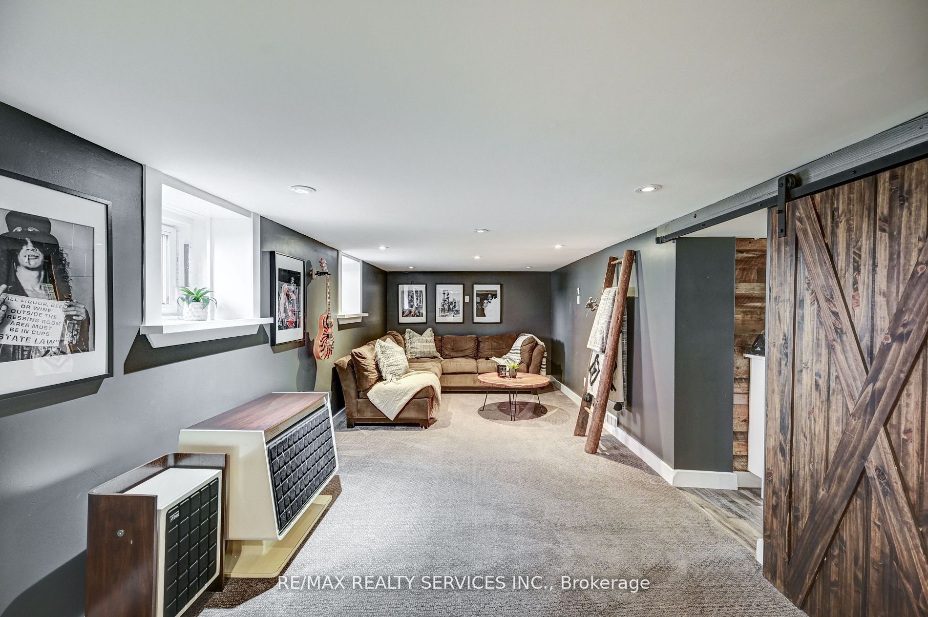 37 Elizabeth St S