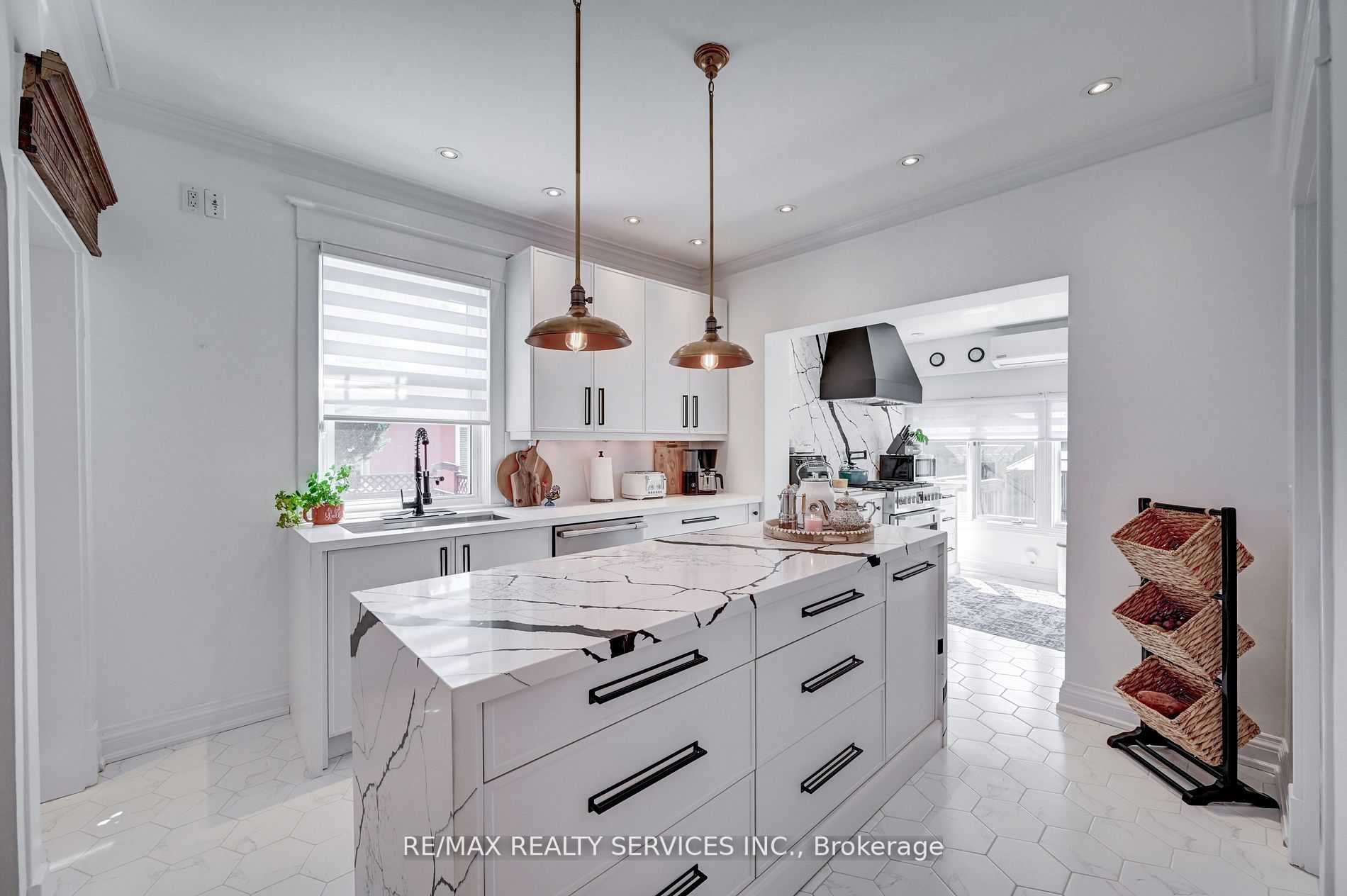 37 Elizabeth St S