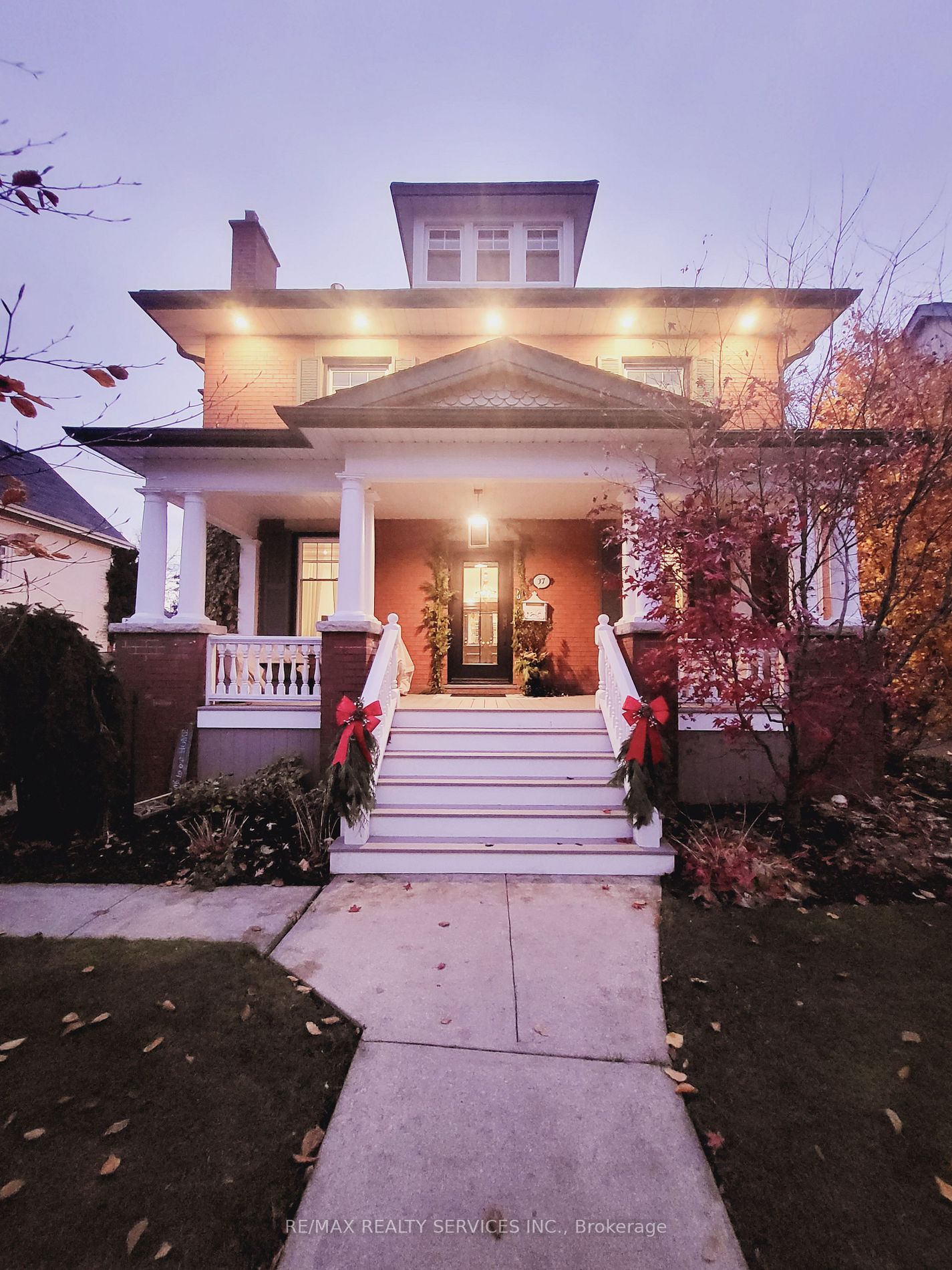 37 Elizabeth St S