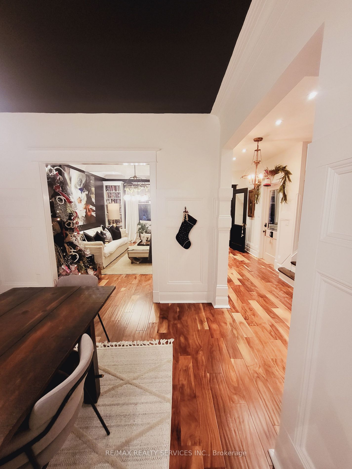 37 Elizabeth St S