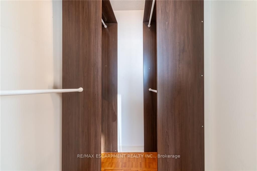 3650 Kaneff Cres, #2106