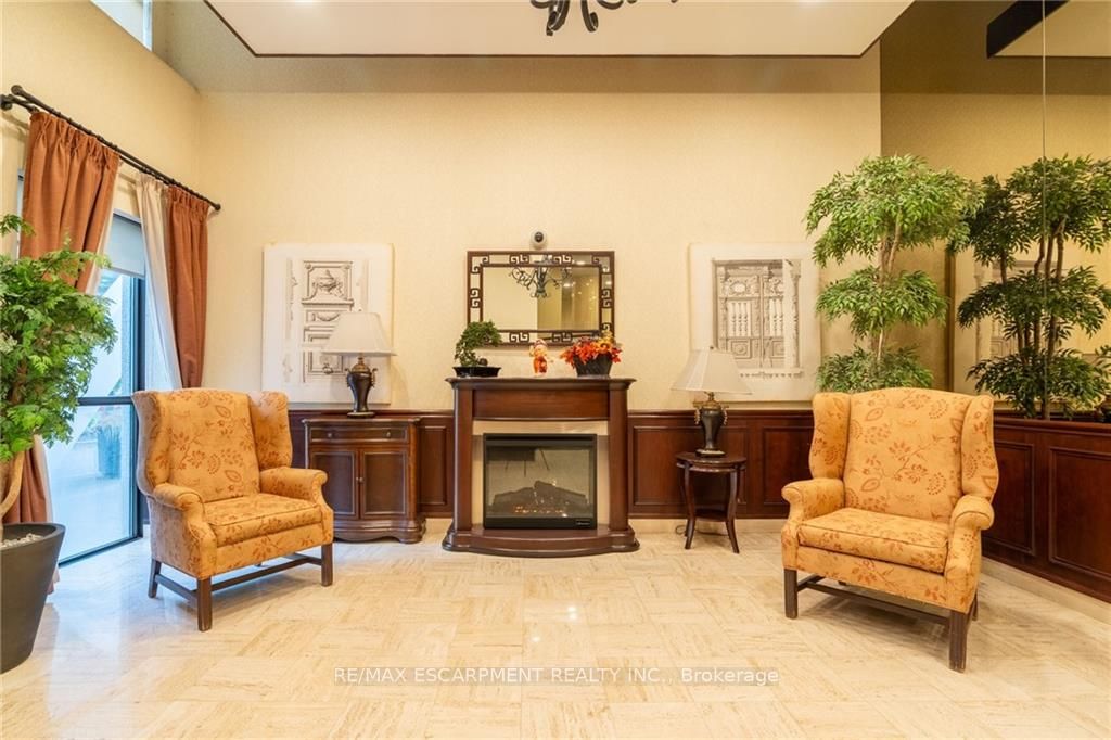 3650 Kaneff Cres, #2106