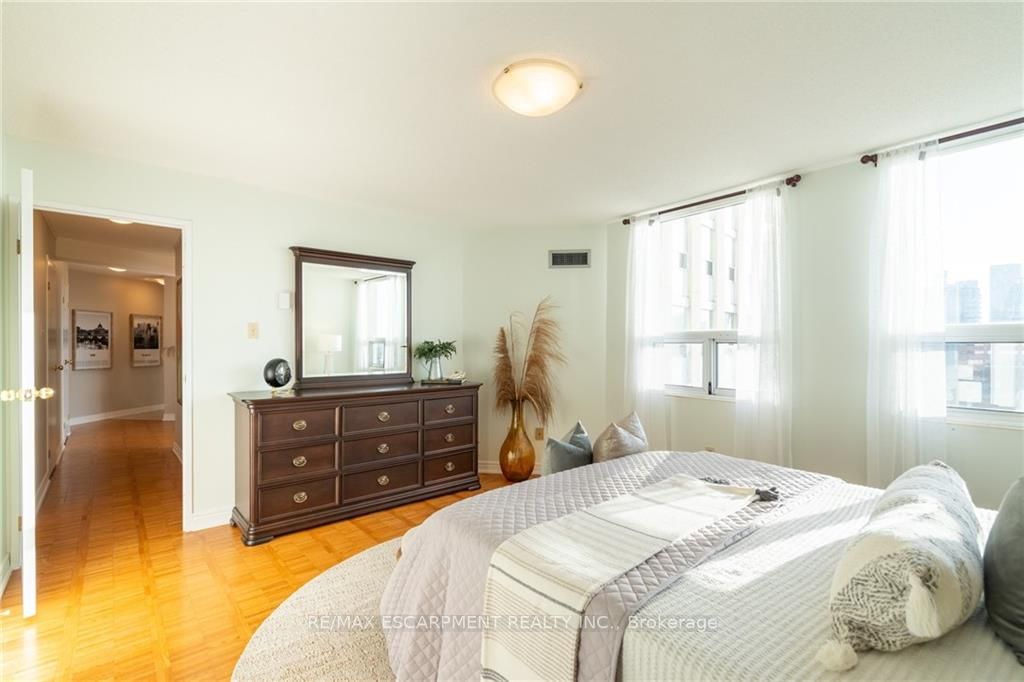 3650 Kaneff Cres, #2106