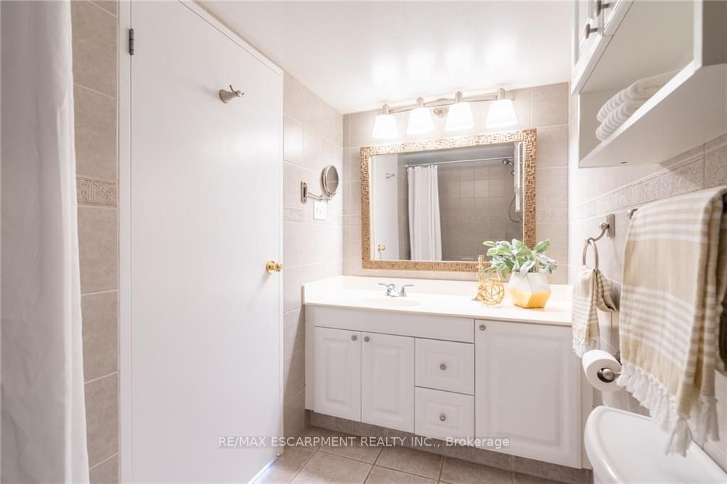 3650 Kaneff Cres, #2106