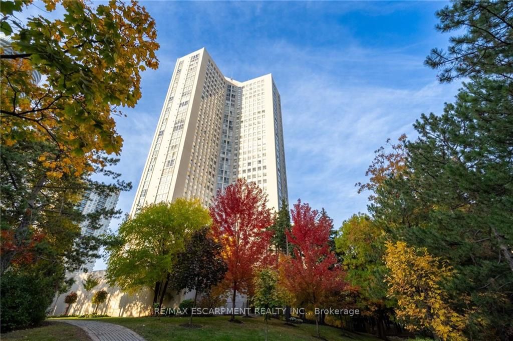 3650 Kaneff Cres, #2106