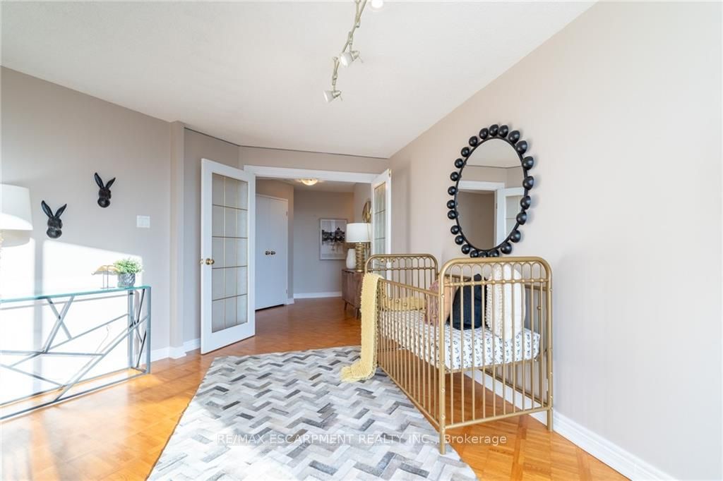 3650 Kaneff Cres, #2106