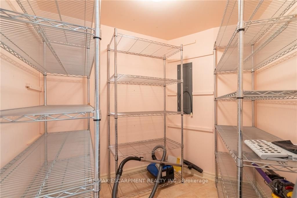3650 Kaneff Cres, #2106