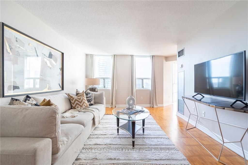 3650 Kaneff Cres, #2106