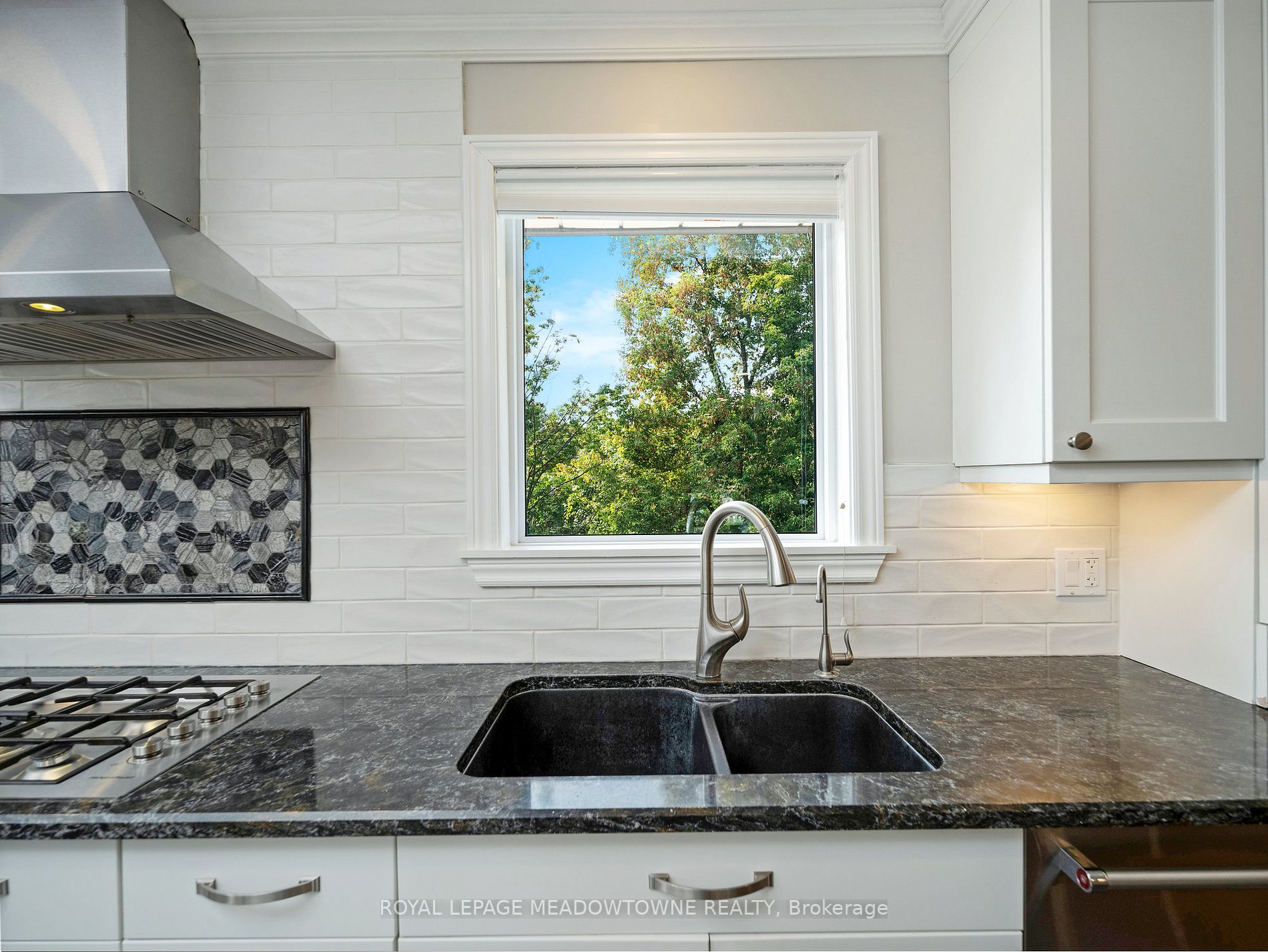 429 Valleyview Cres