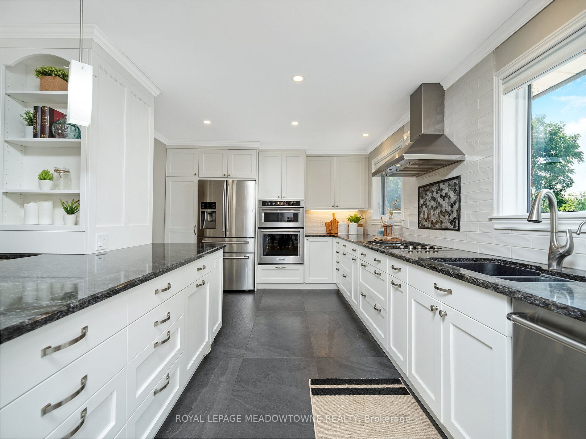 429 Valleyview Cres