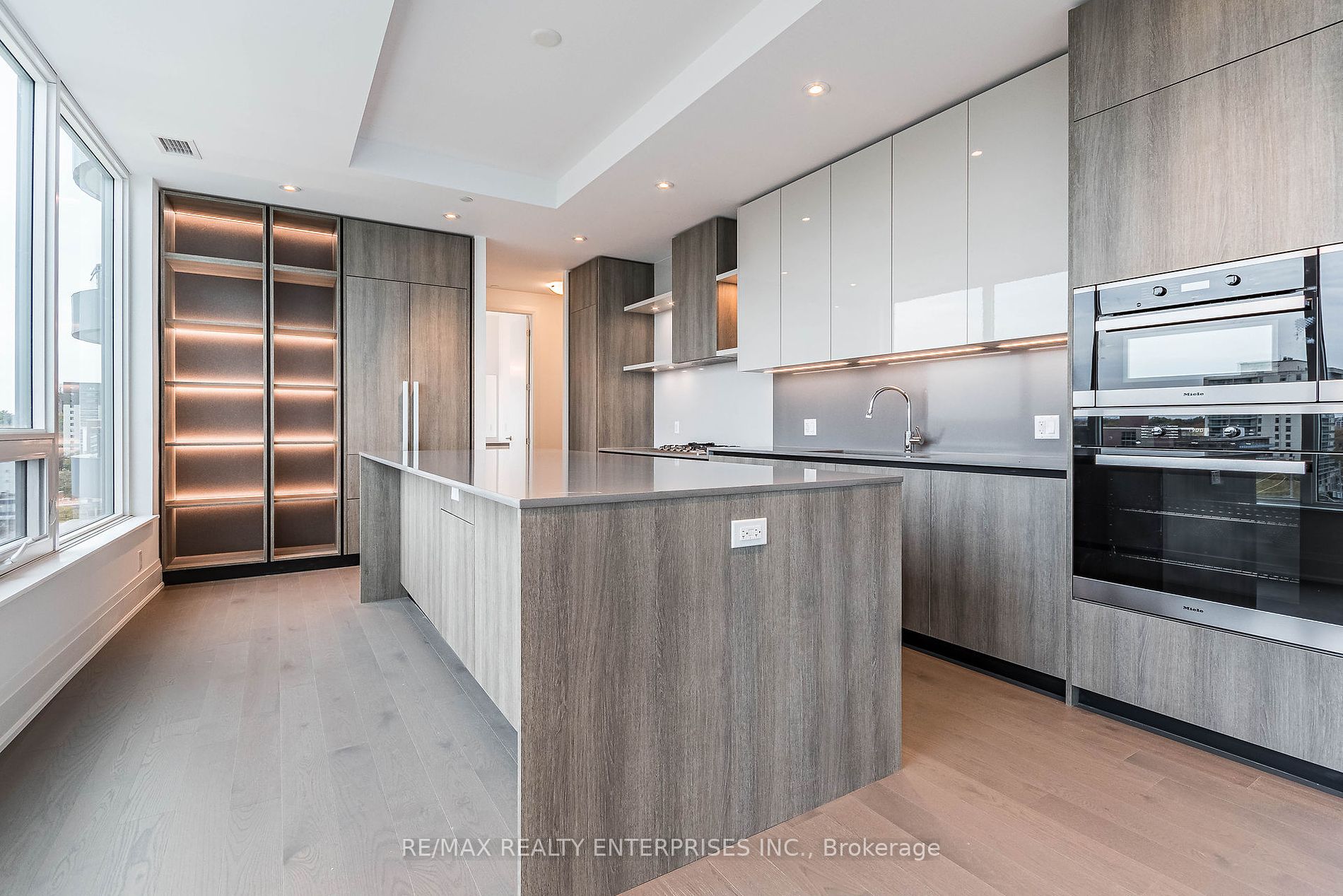 55 Port St E, #702