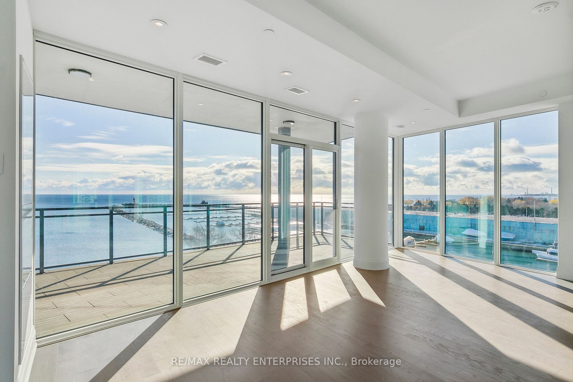 55 Port St E, #702