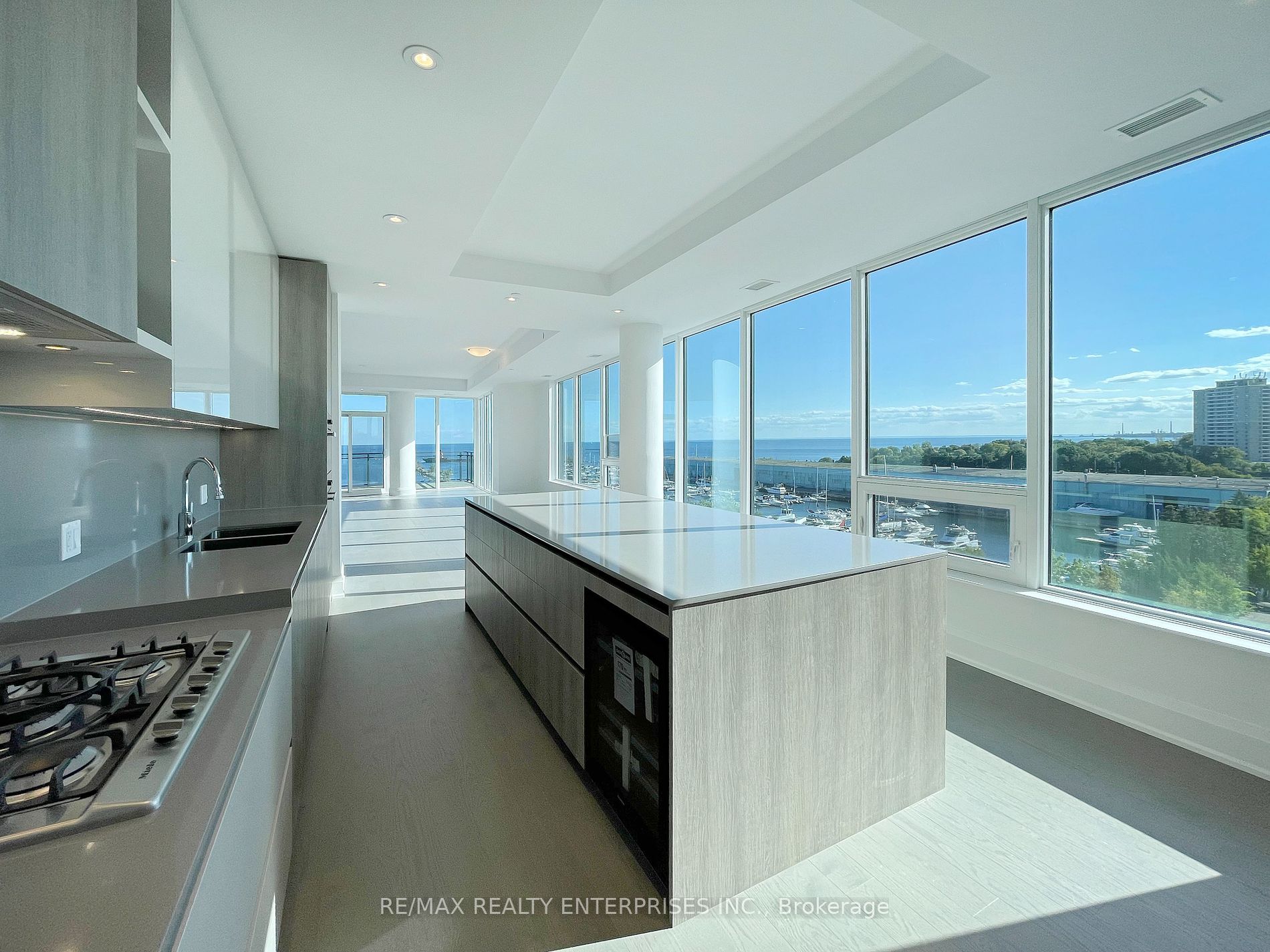 55 Port St E, #702