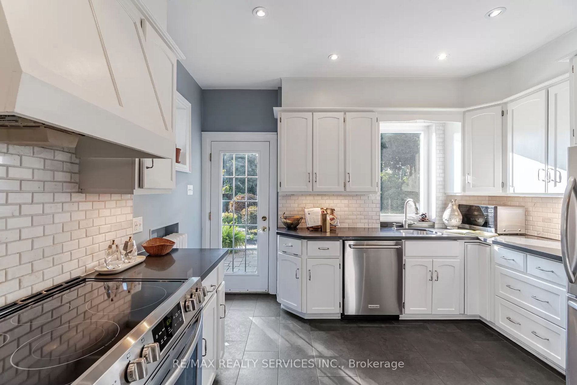 38 Rosedale Ave W