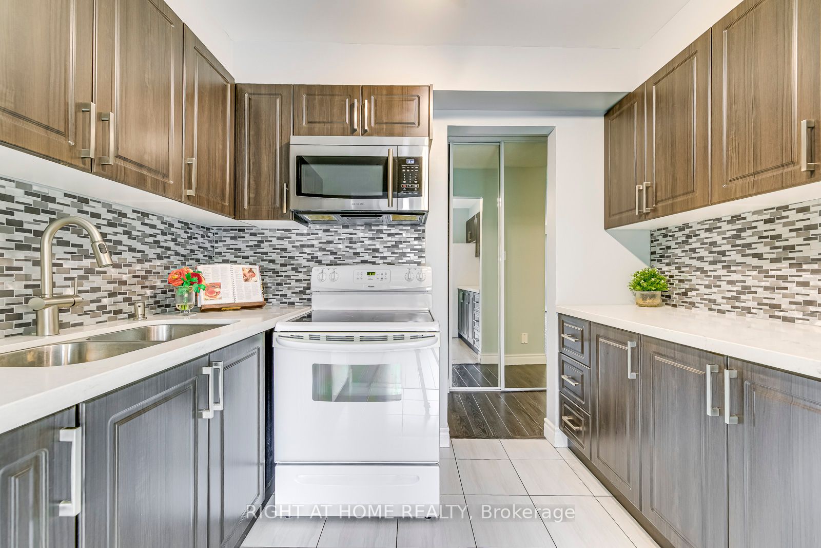 3125 Fifth Line W, #76