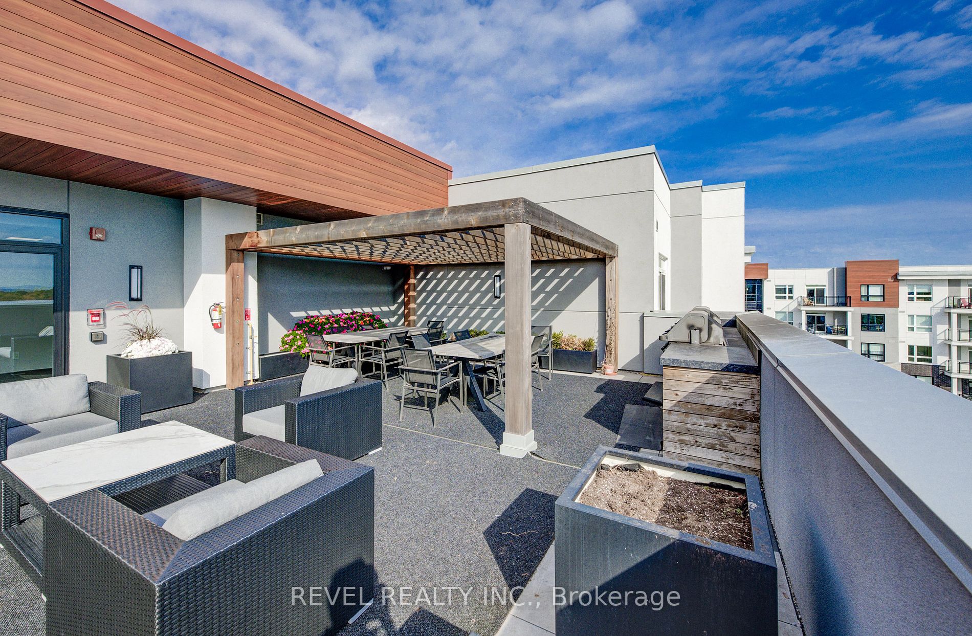 320 Plains Rd E, #614