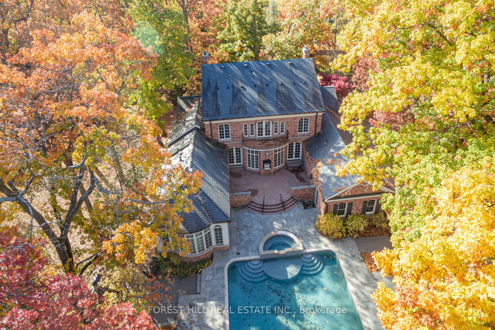 2438 Doulton Dr