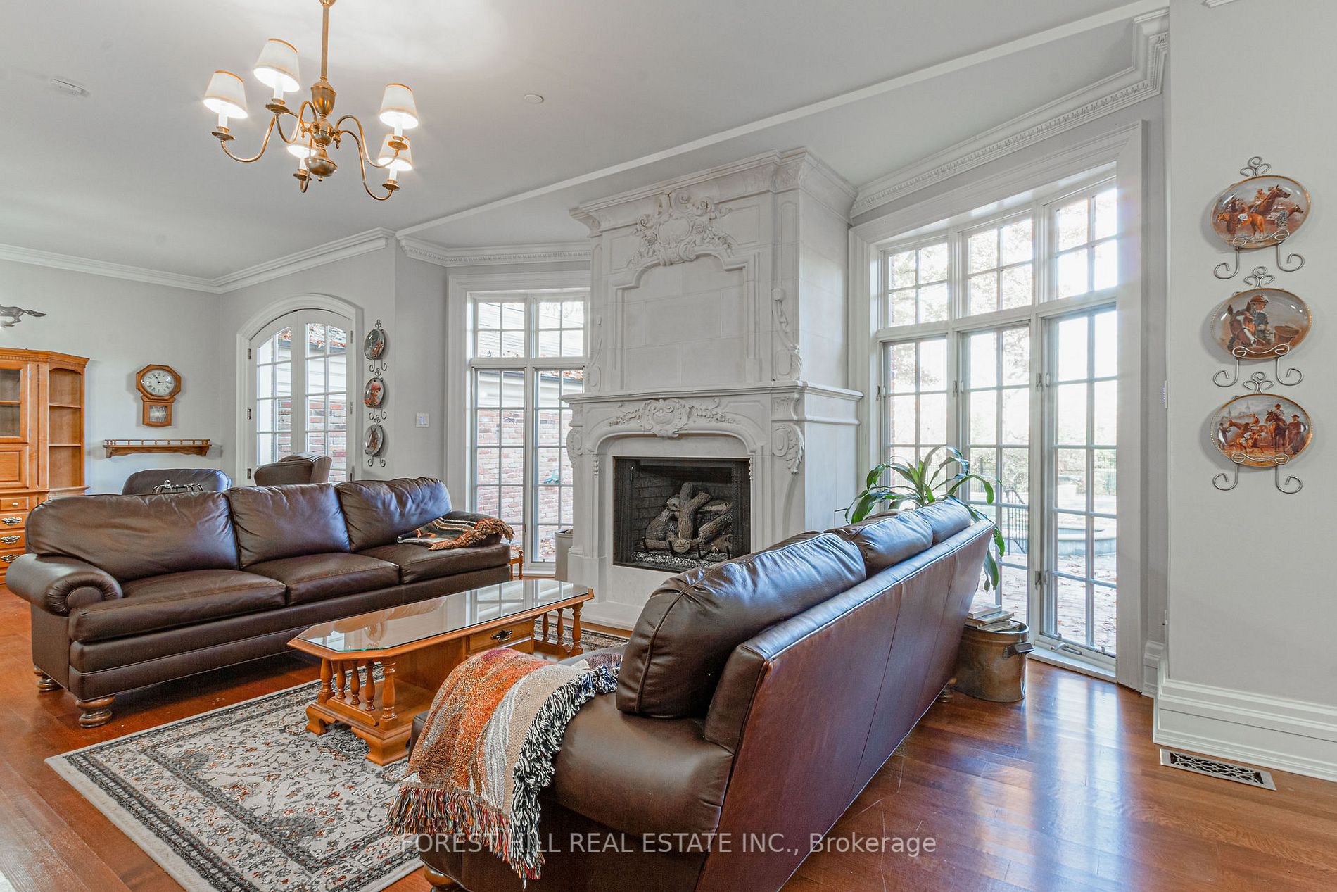 2438 Doulton Dr