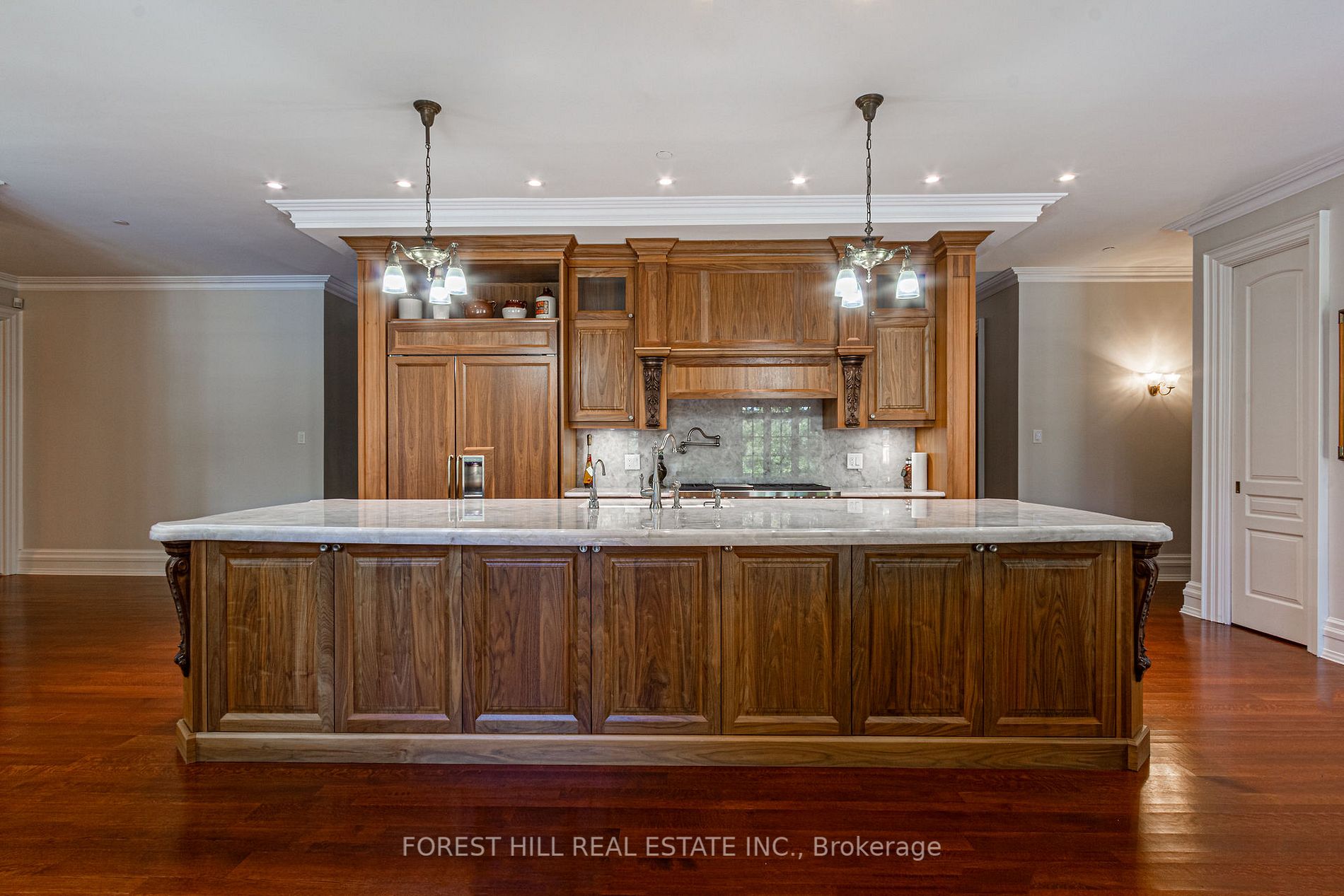 2438 Doulton Dr