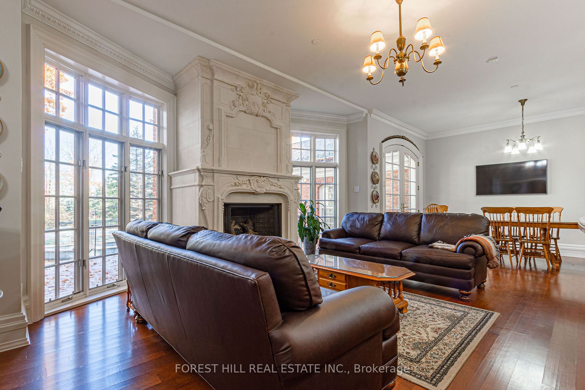 2438 Doulton Dr