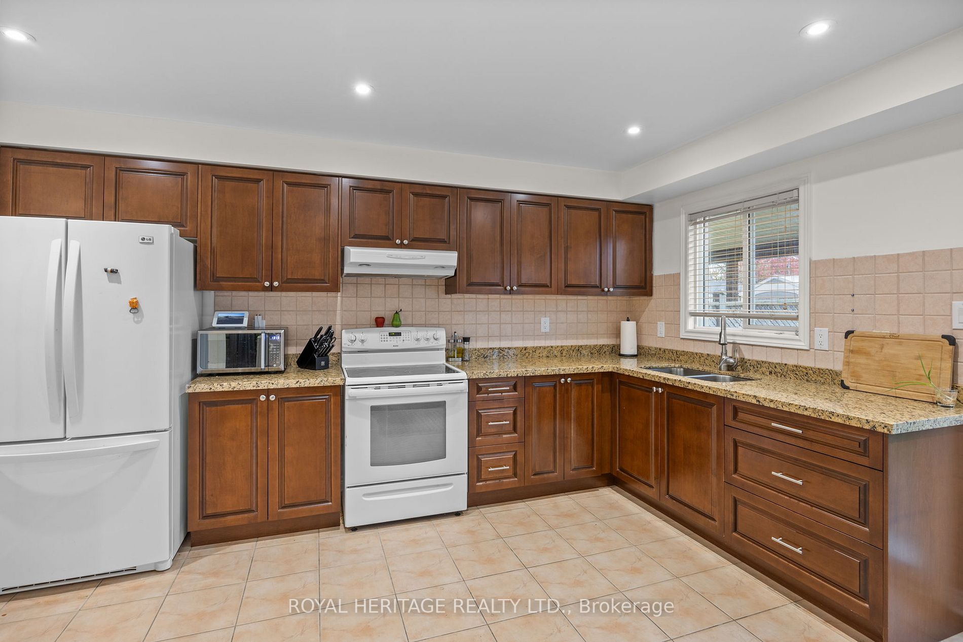 49 Pineview Cres E