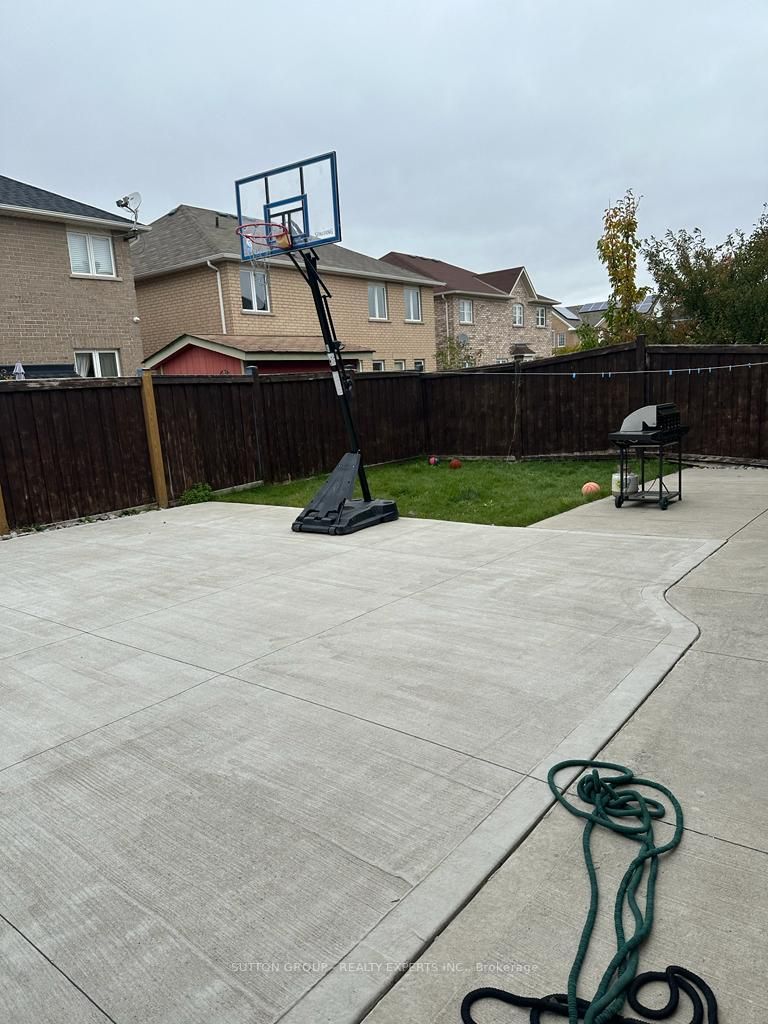 16 Bramtrail Gate