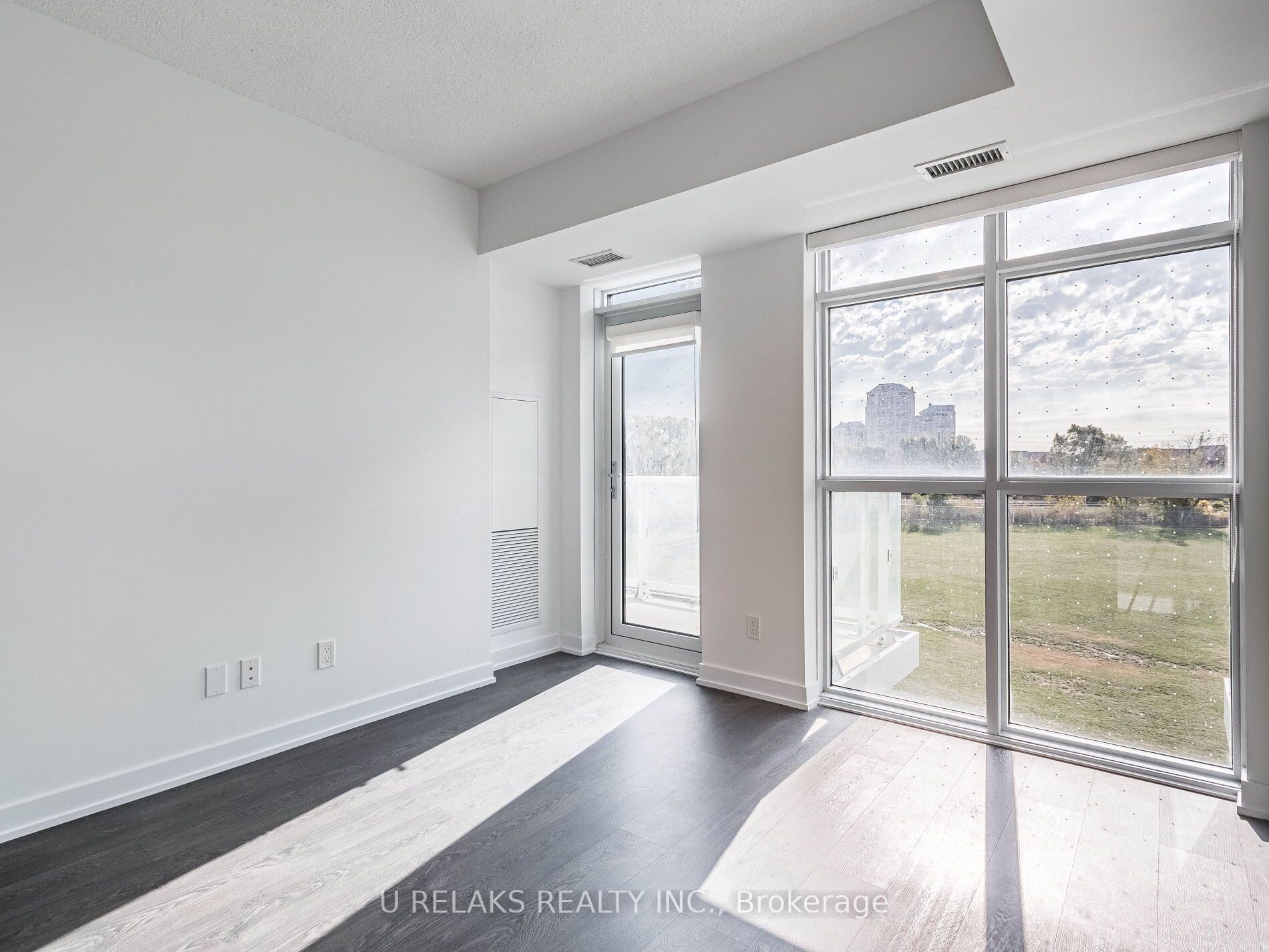 251 Manitoba St, #322