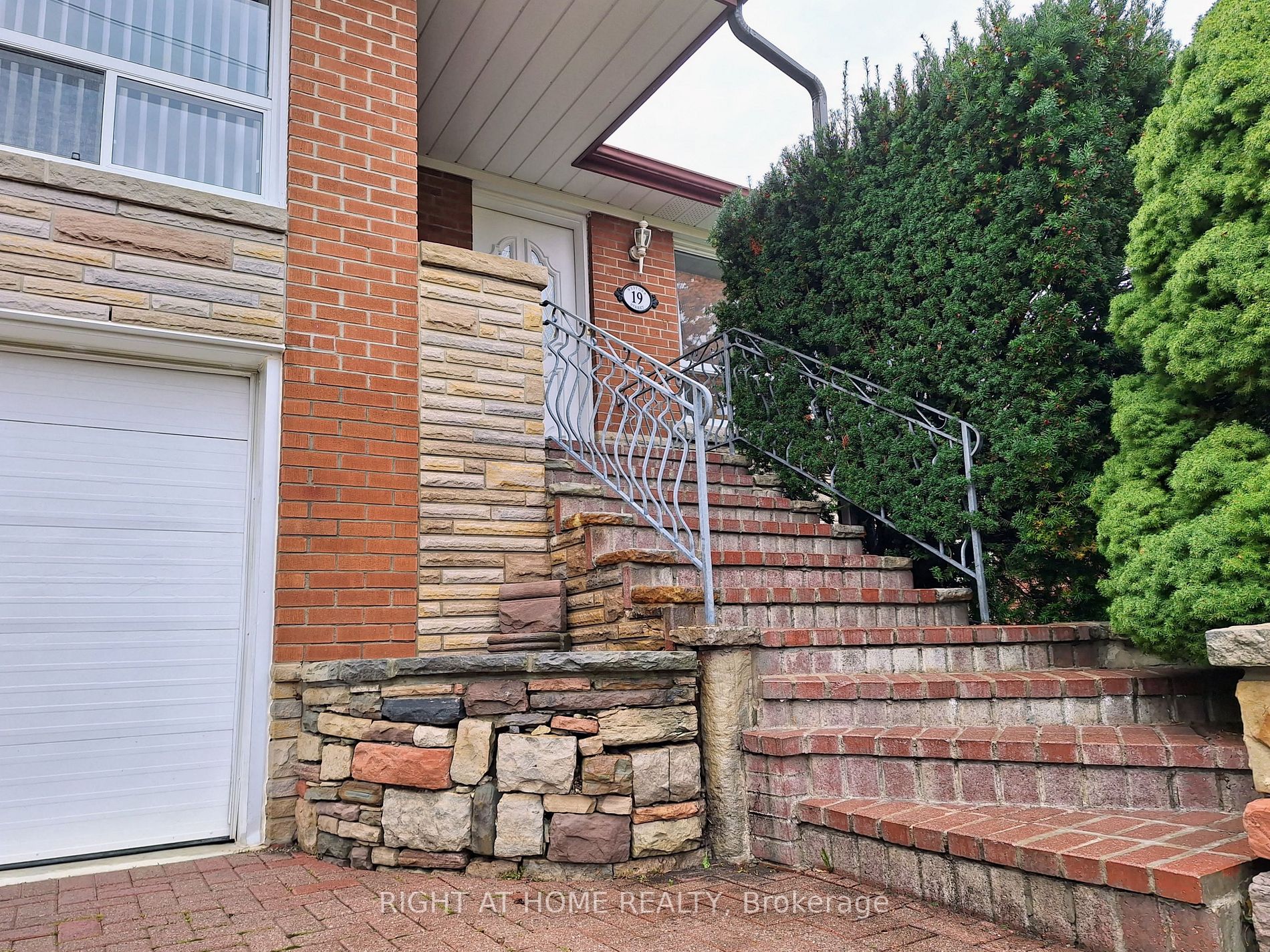 19 Westona St