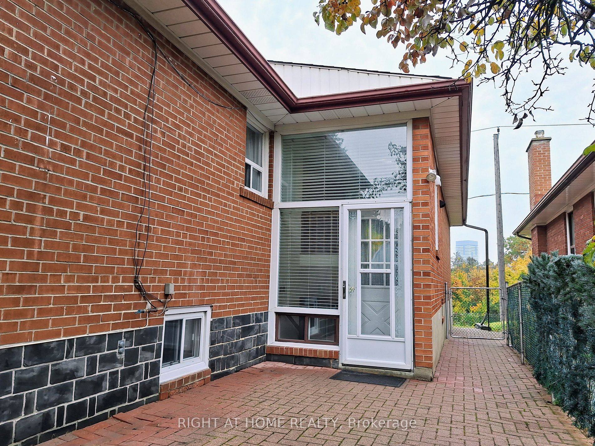 19 Westona St