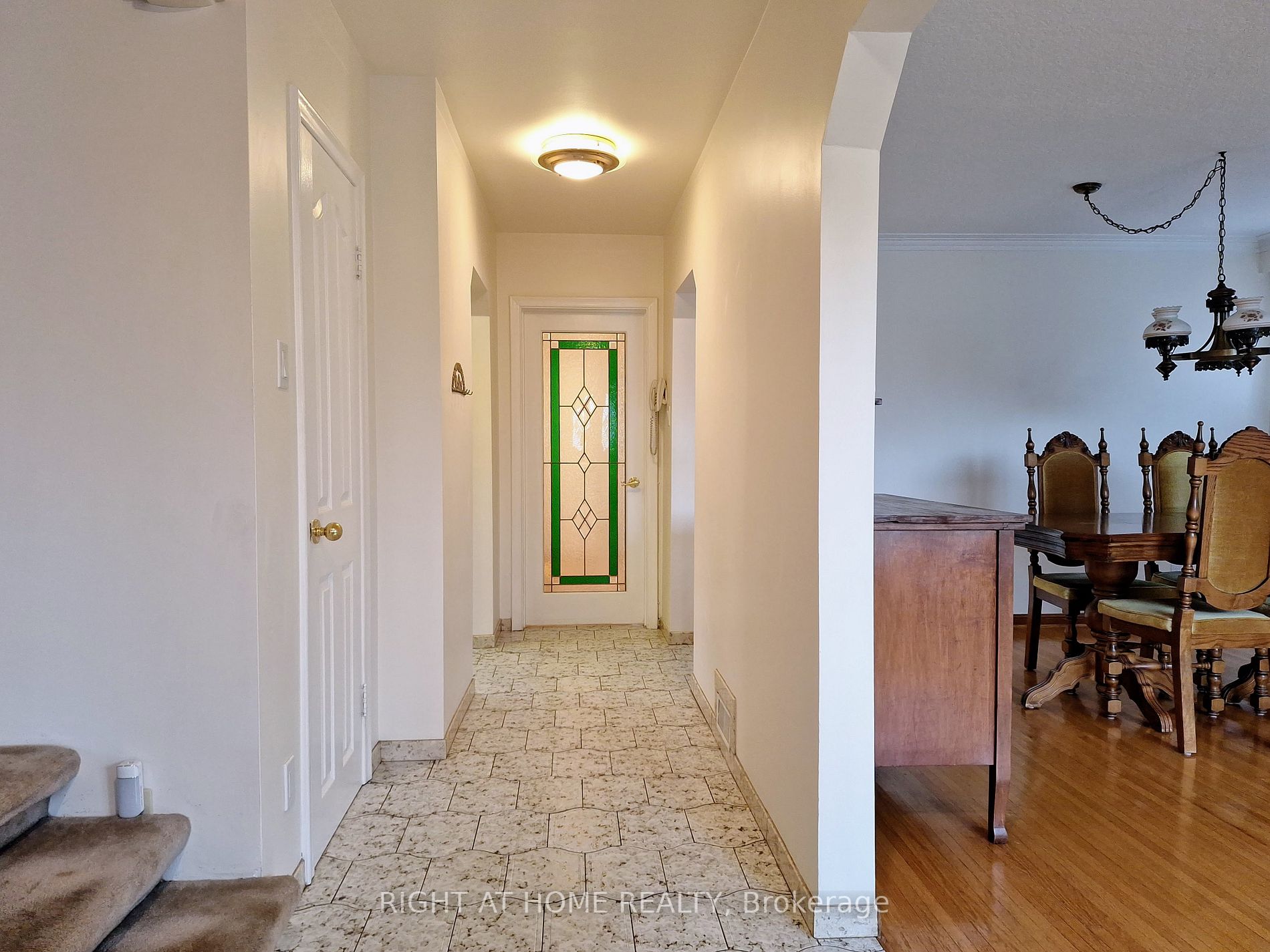 19 Westona St