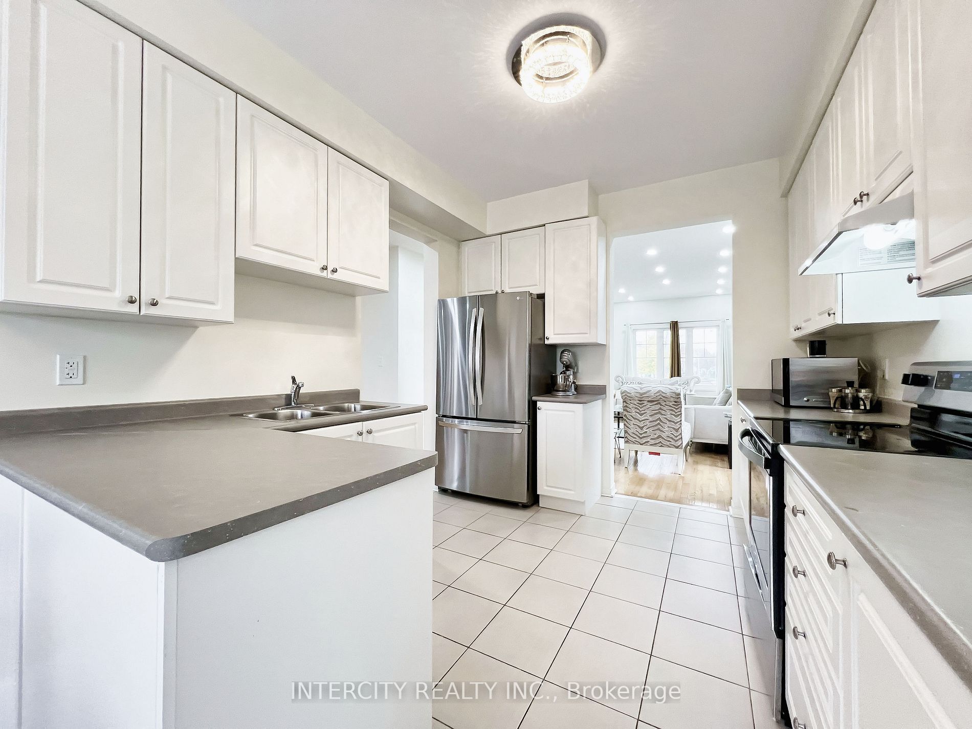 94 Commodore Dr