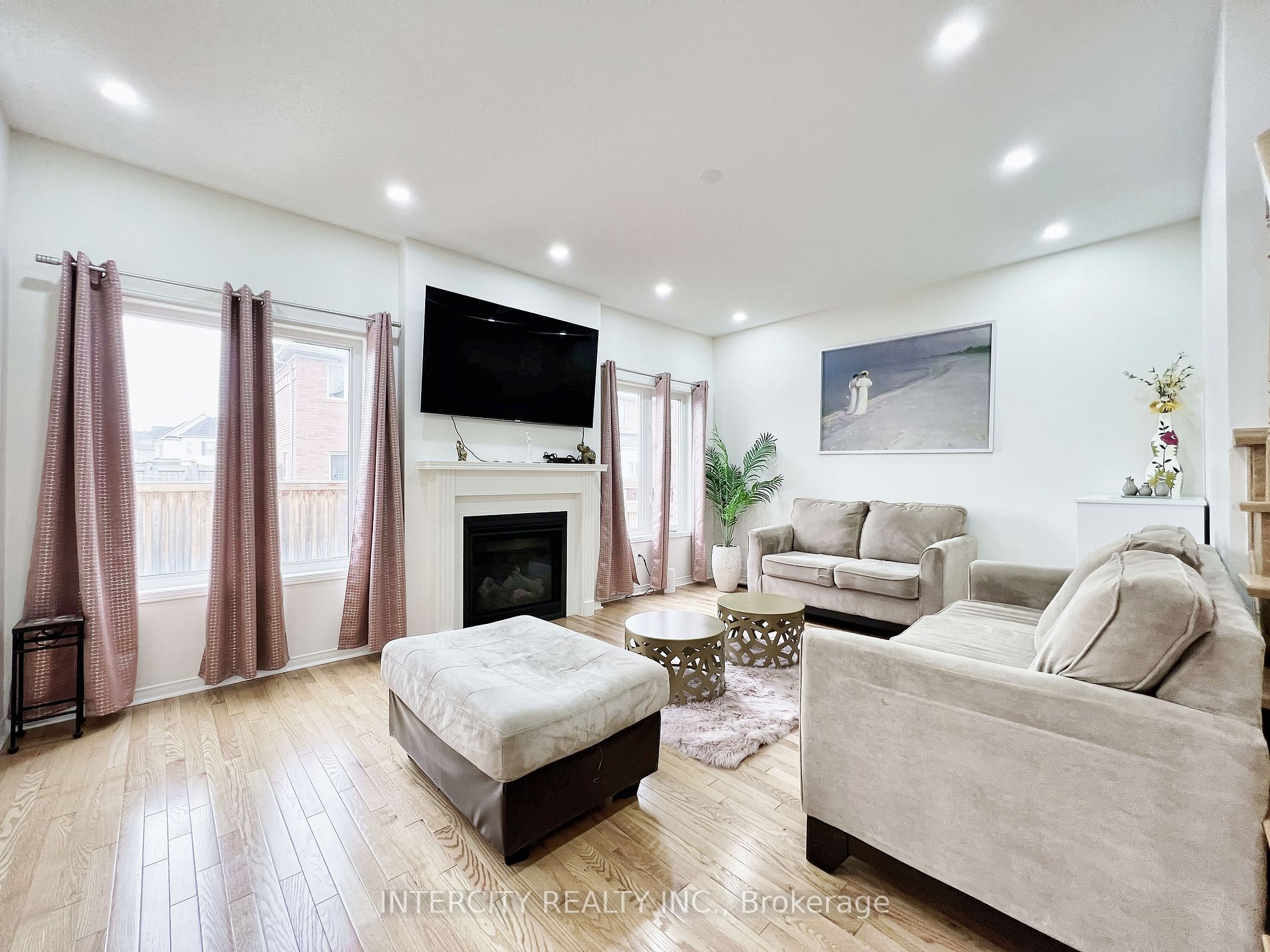 94 Commodore Dr