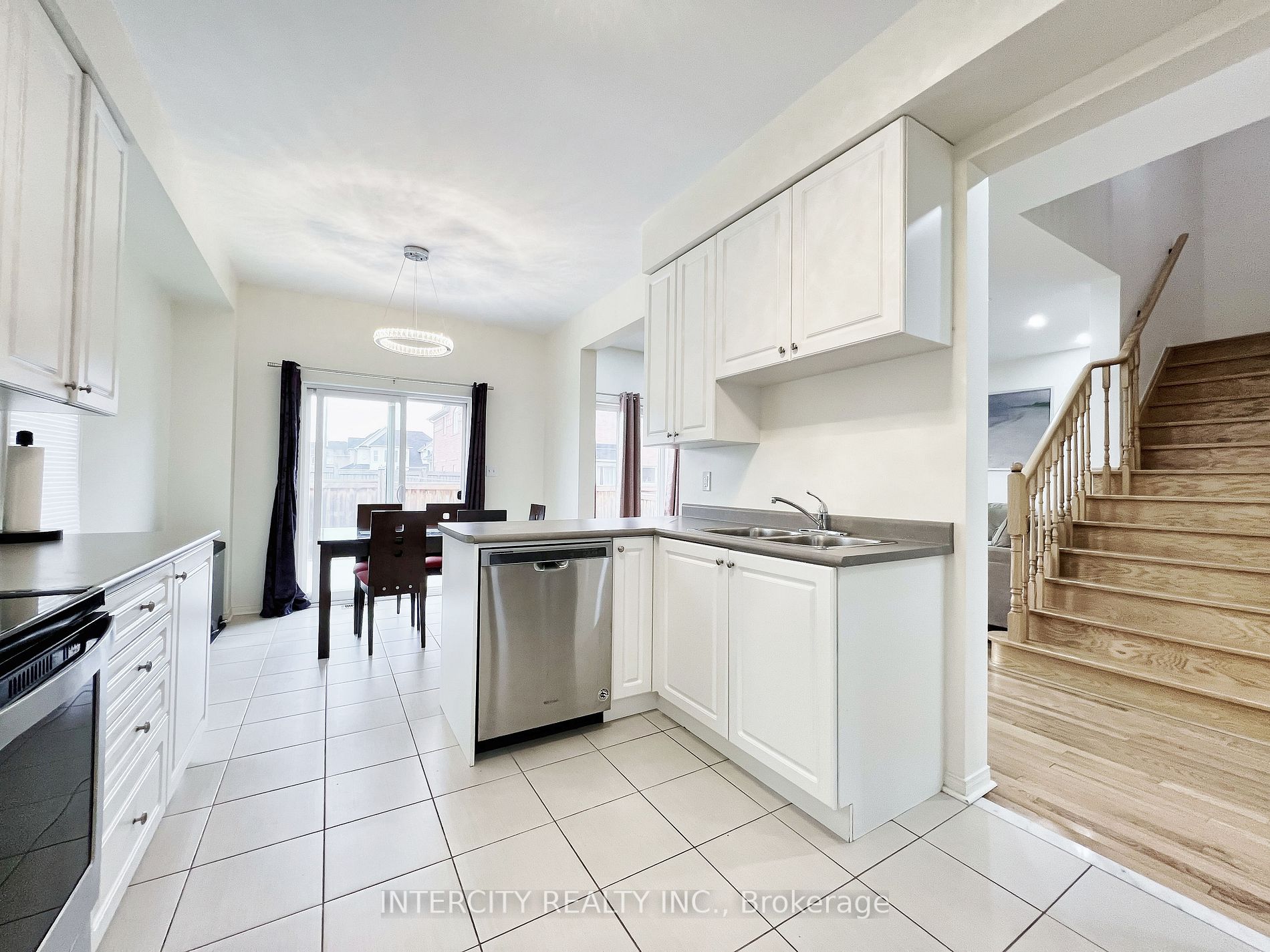 94 Commodore Dr