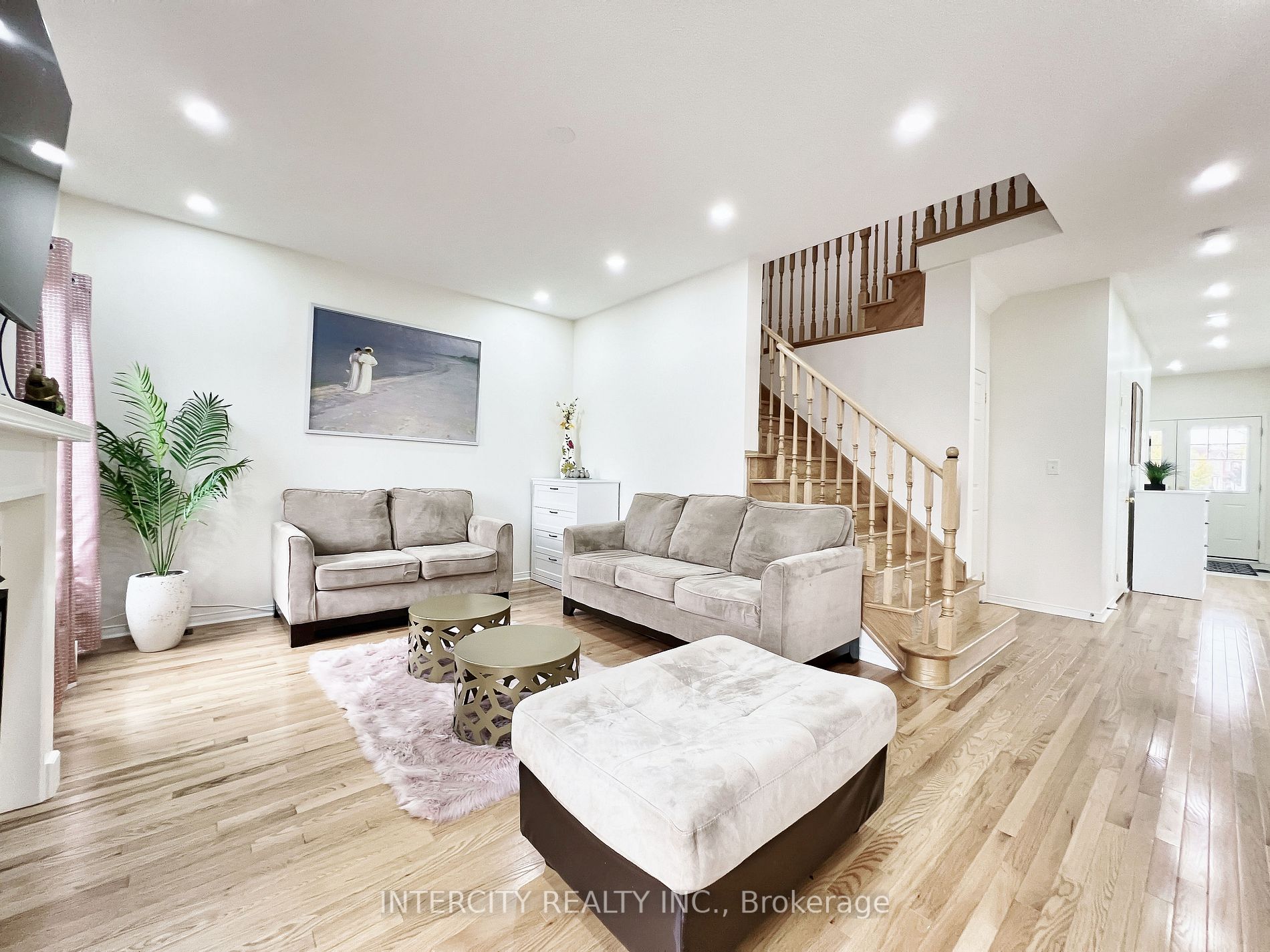 94 Commodore Dr