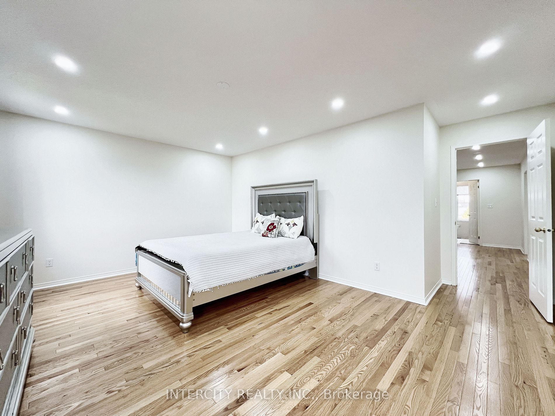 94 Commodore Dr