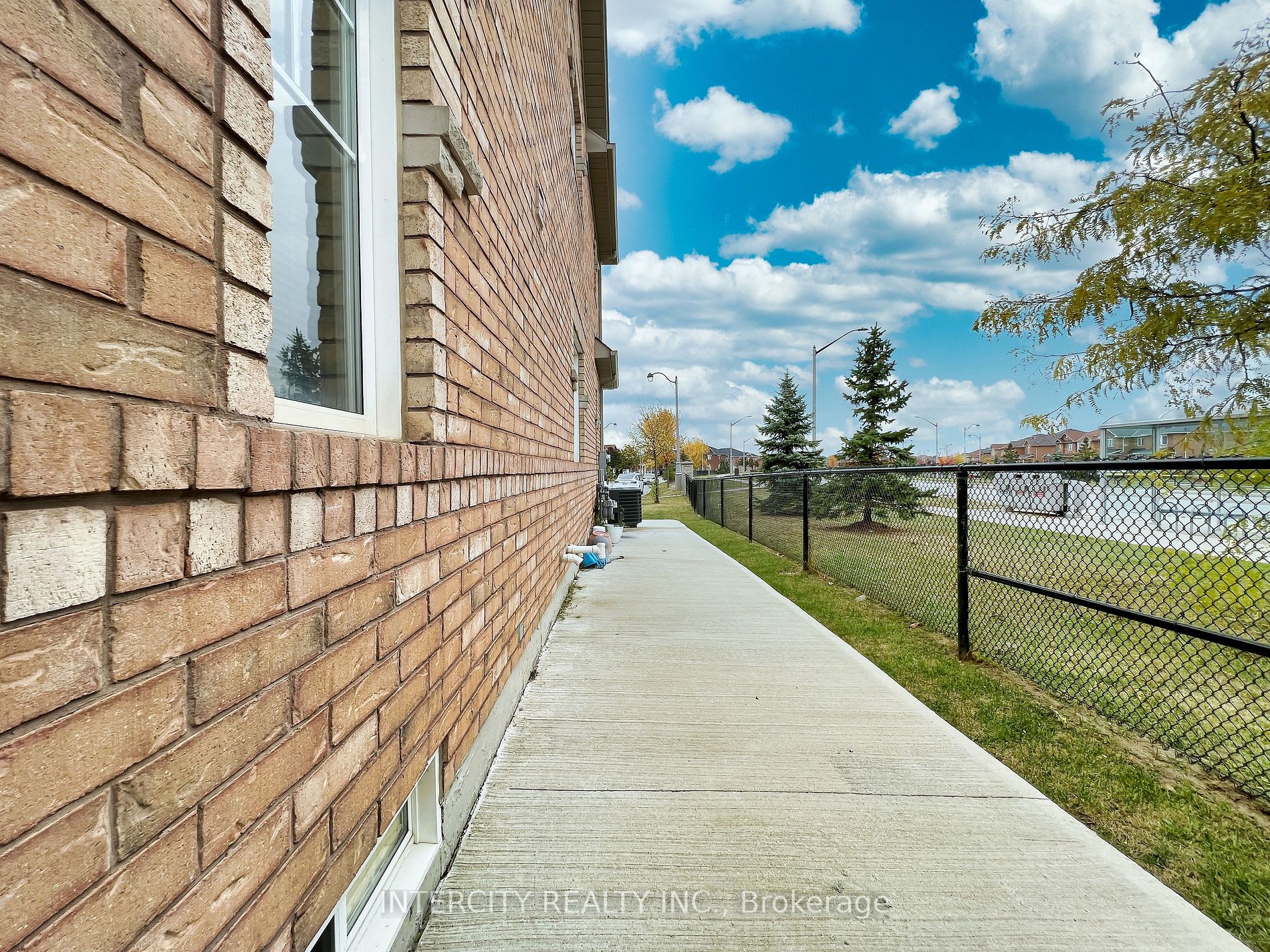 94 Commodore Dr