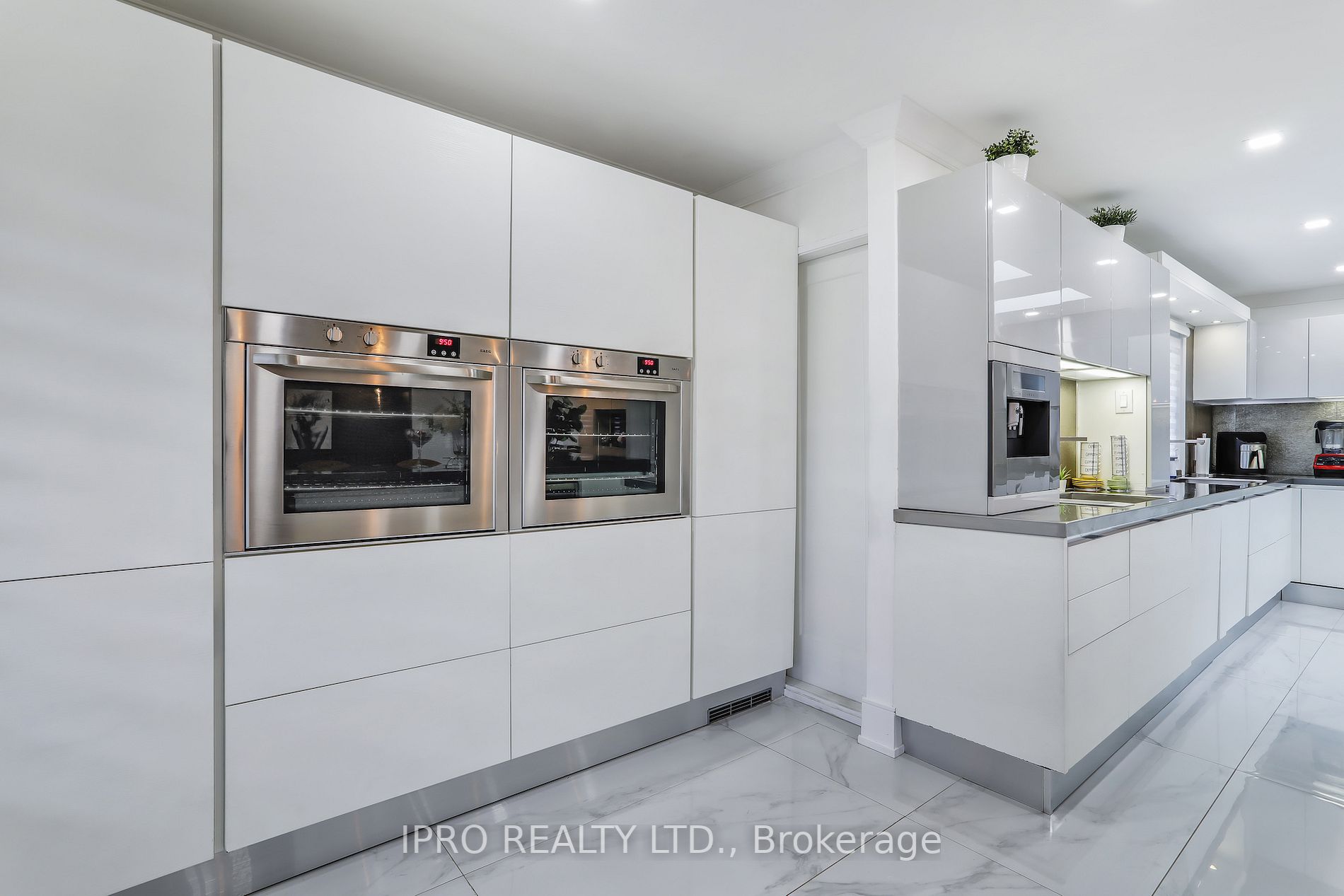 3484 Riverspray Cres