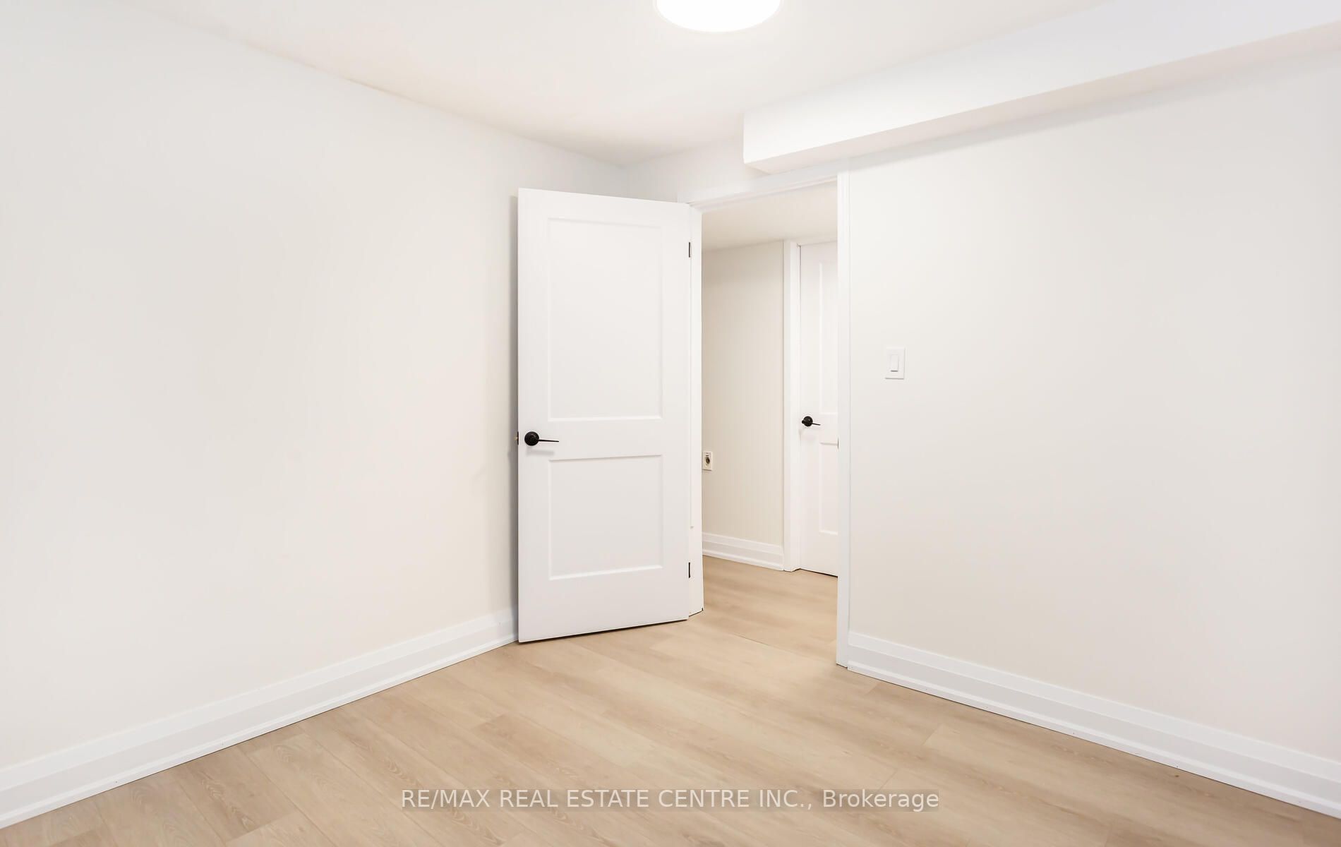 6069 Starfield Cres