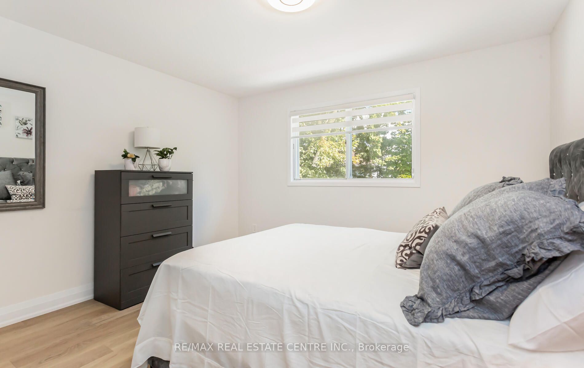 6069 Starfield Cres