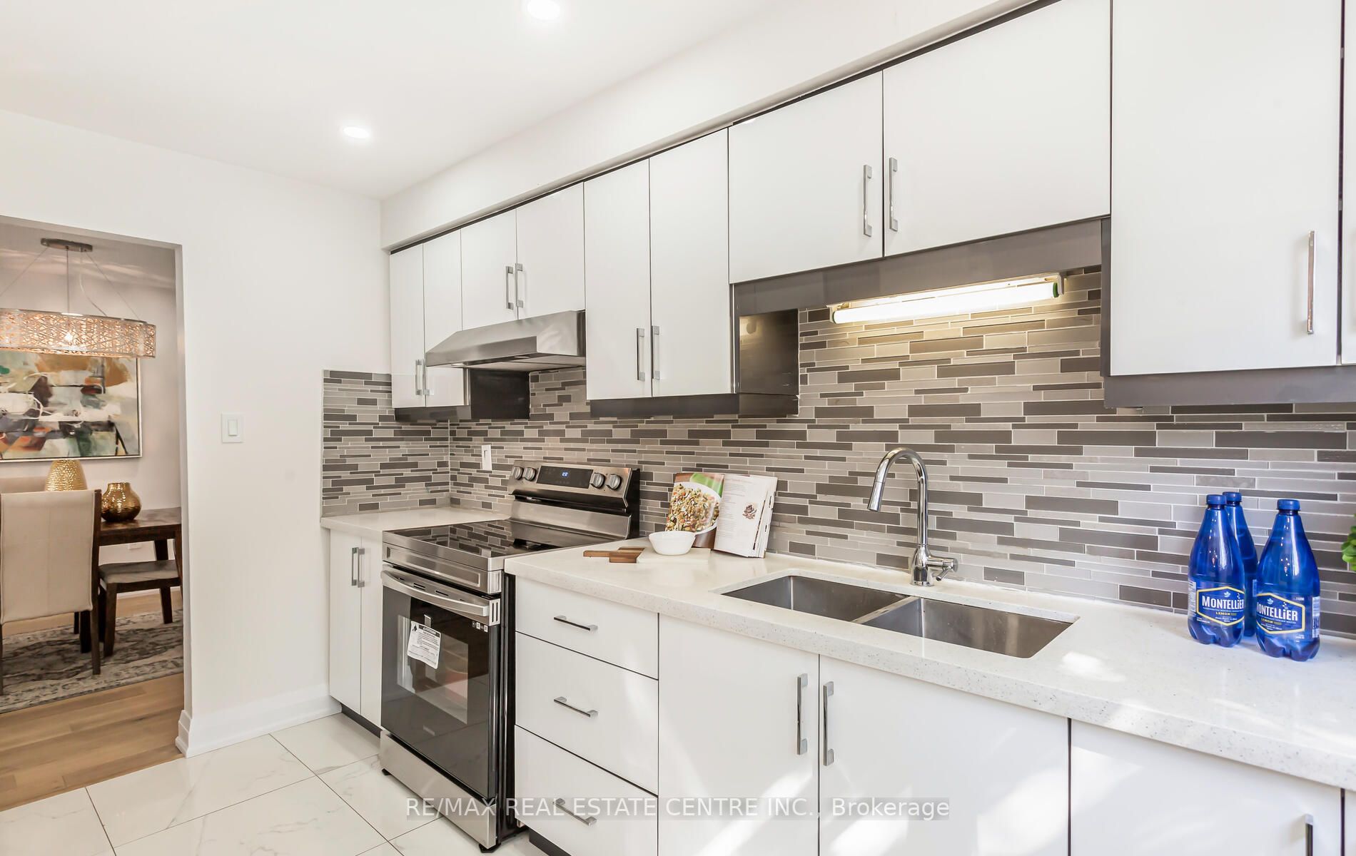 6069 Starfield Cres