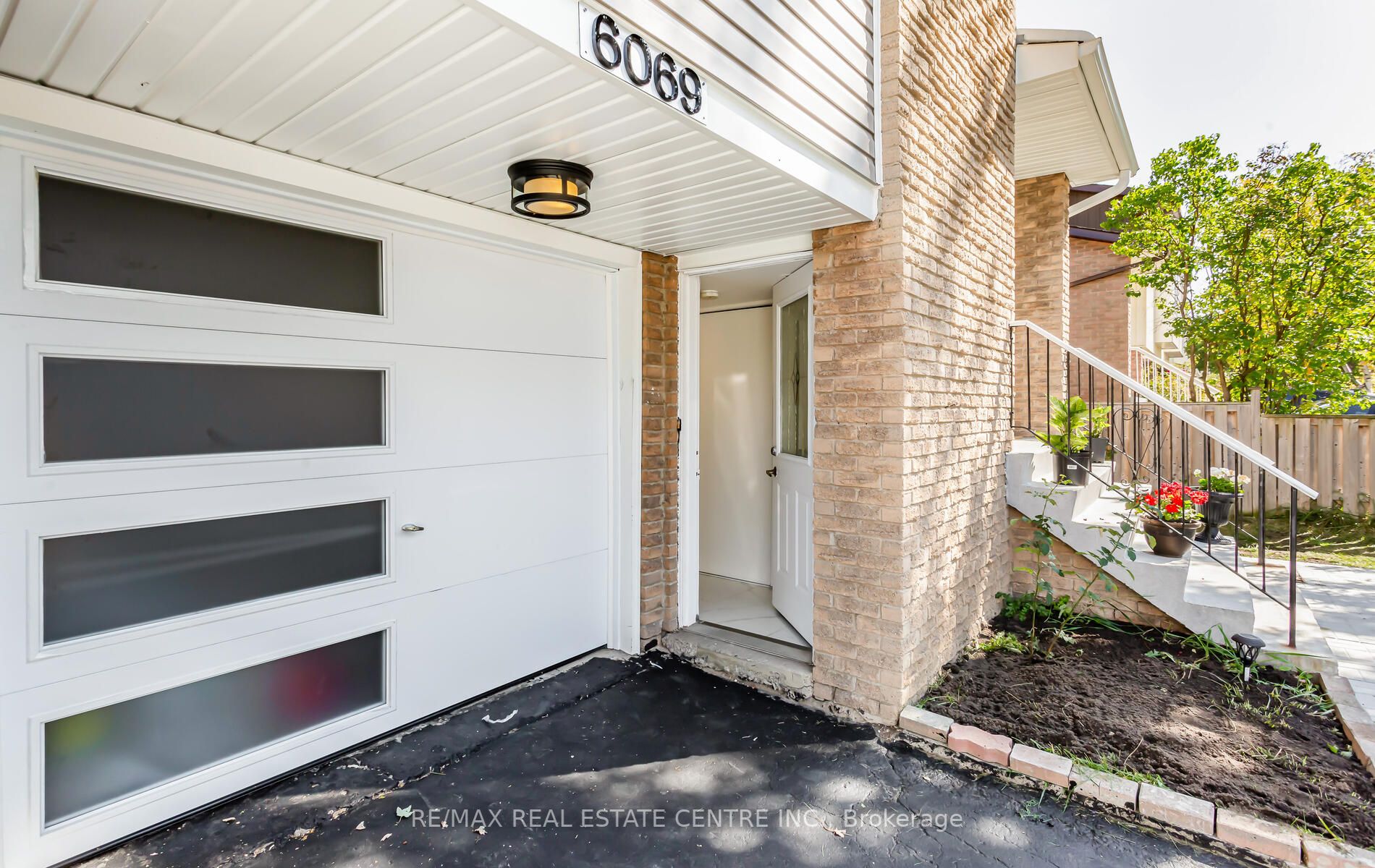 6069 Starfield Cres