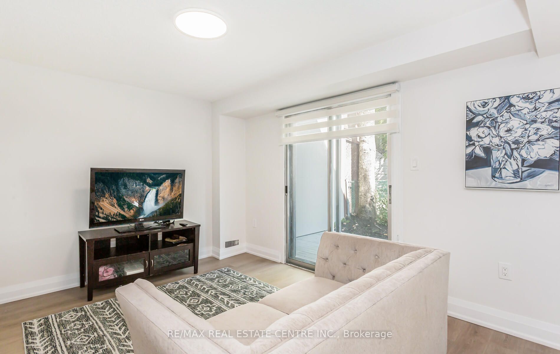 6069 Starfield Cres