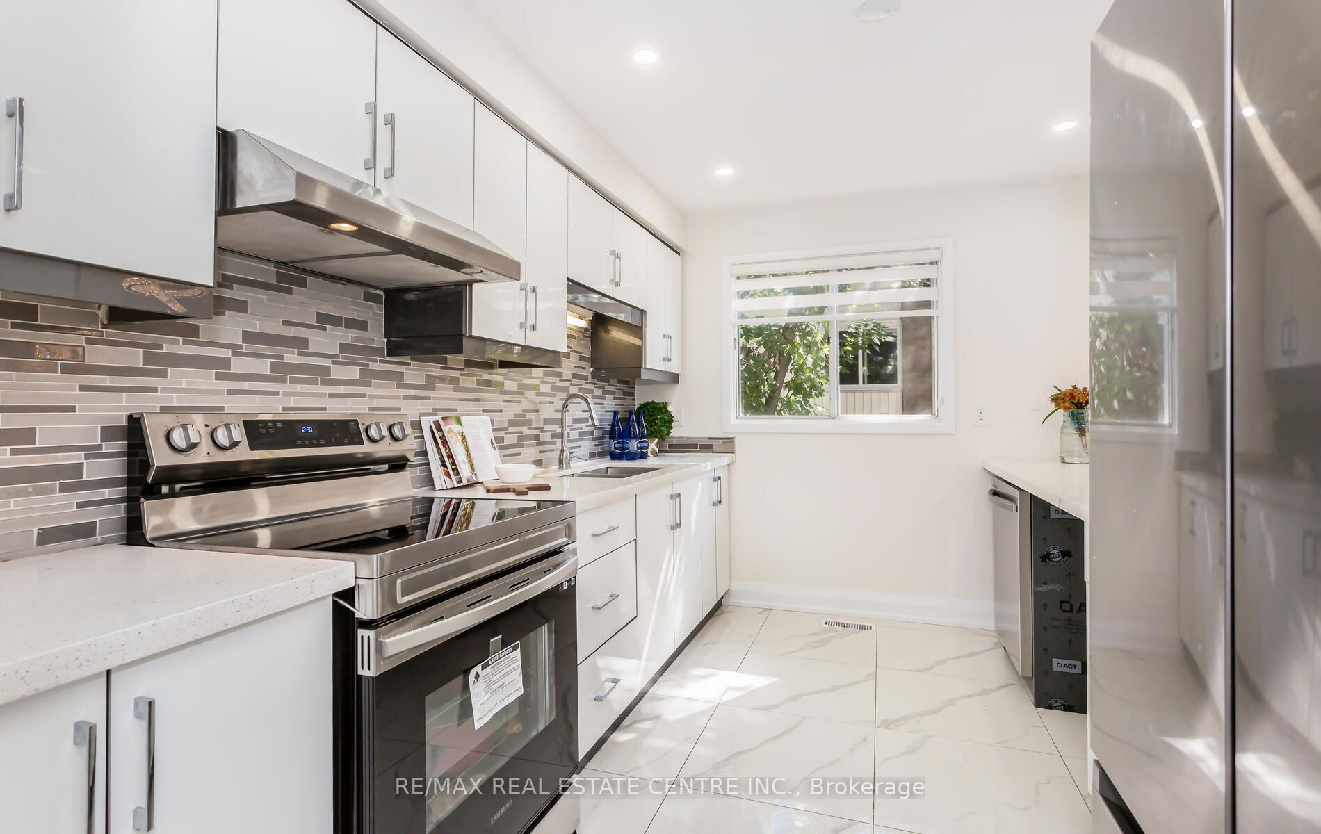 6069 Starfield Cres