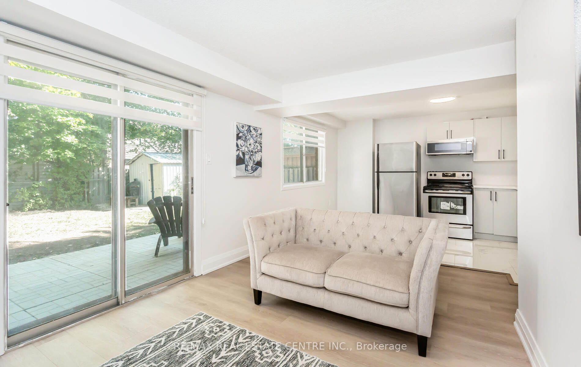 6069 Starfield Cres