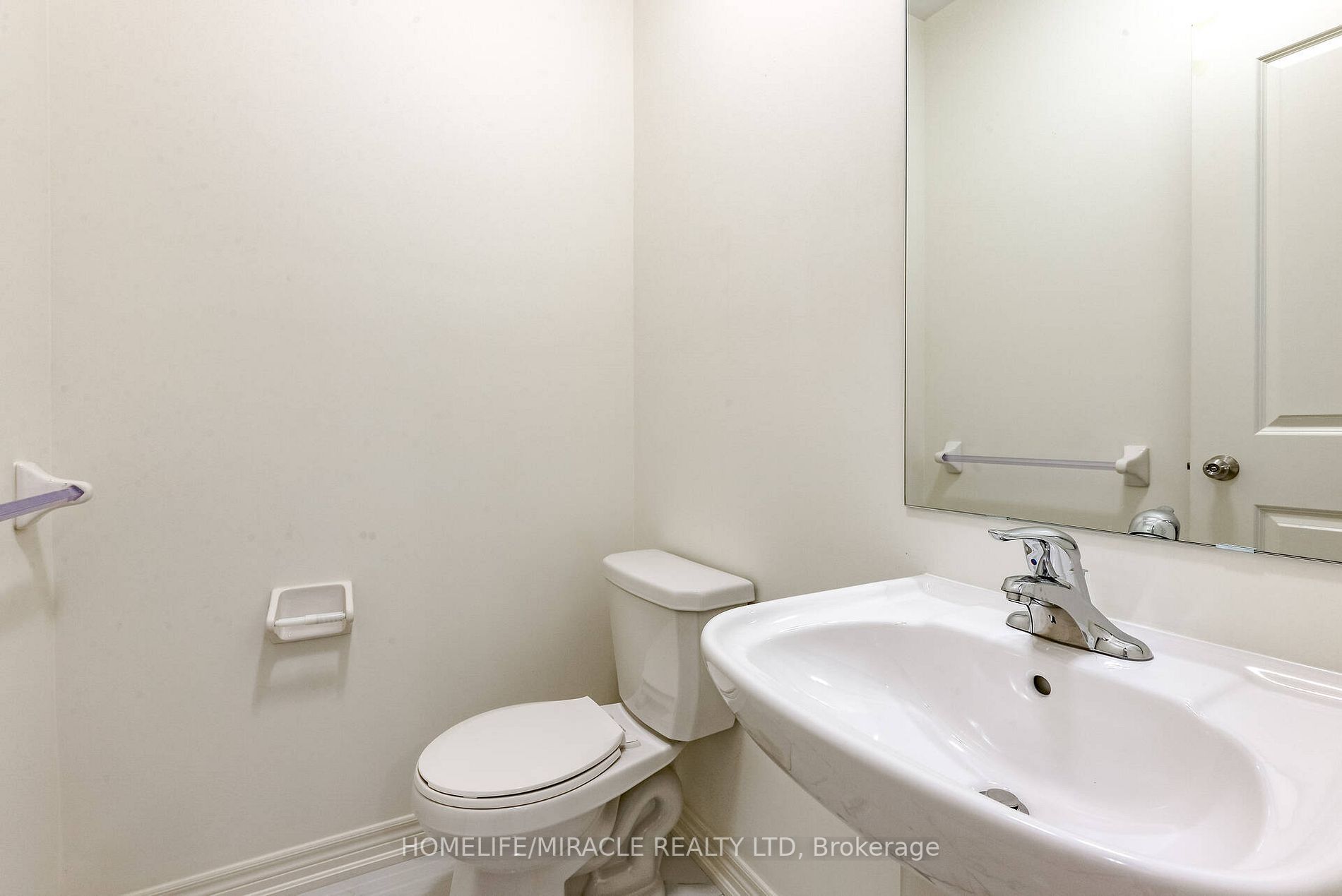 21 Ezra Cres