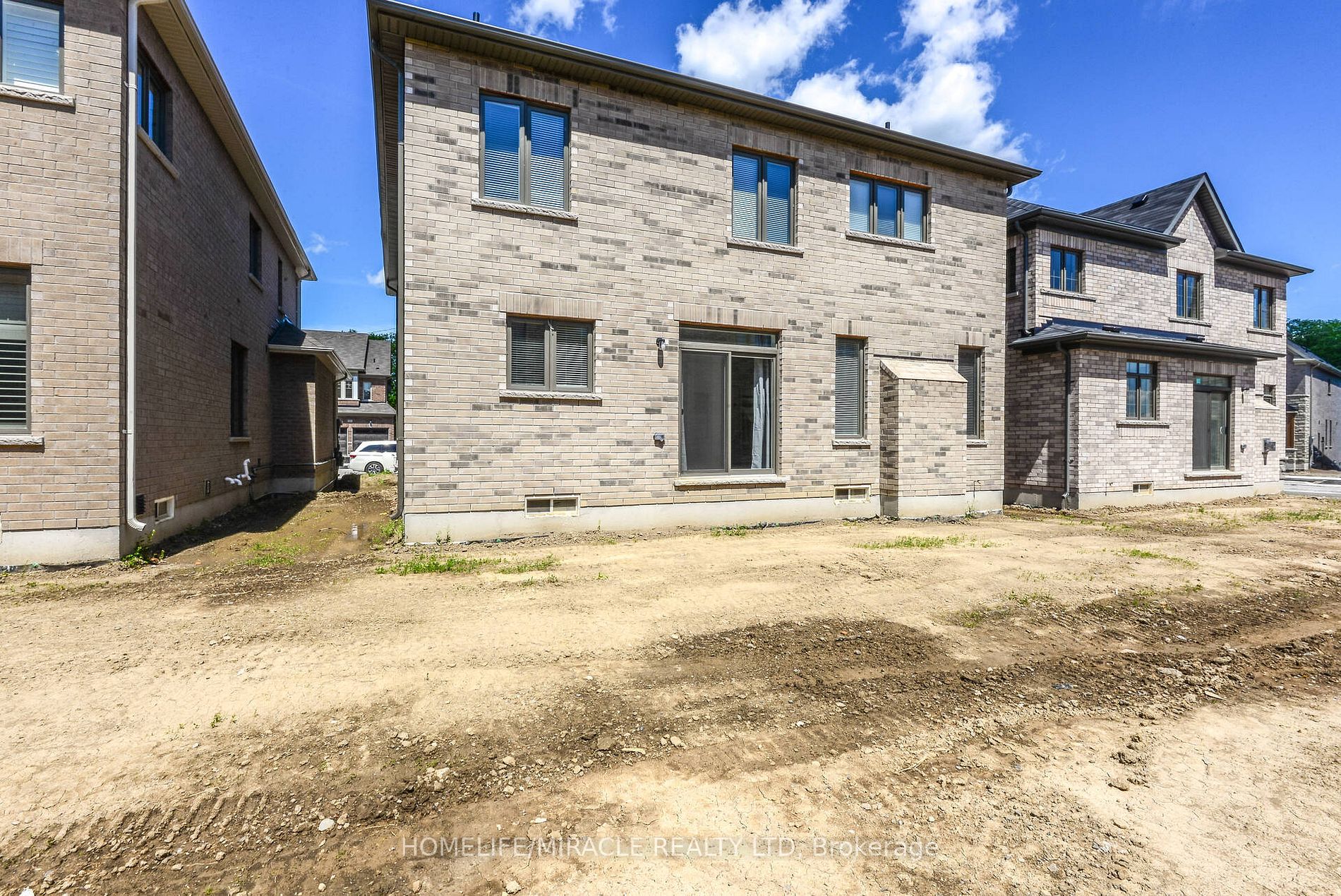 21 Ezra Cres