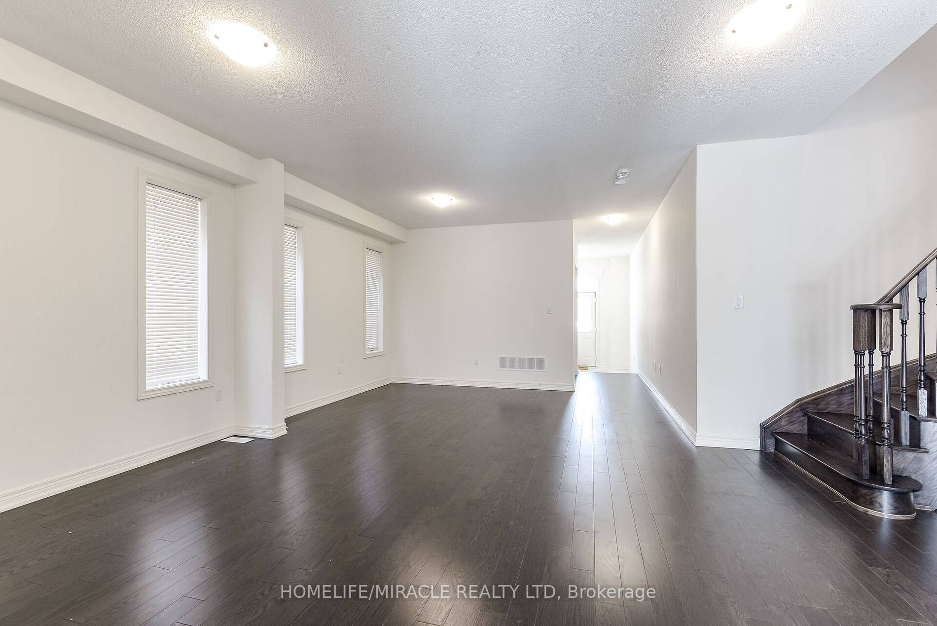 21 Ezra Cres