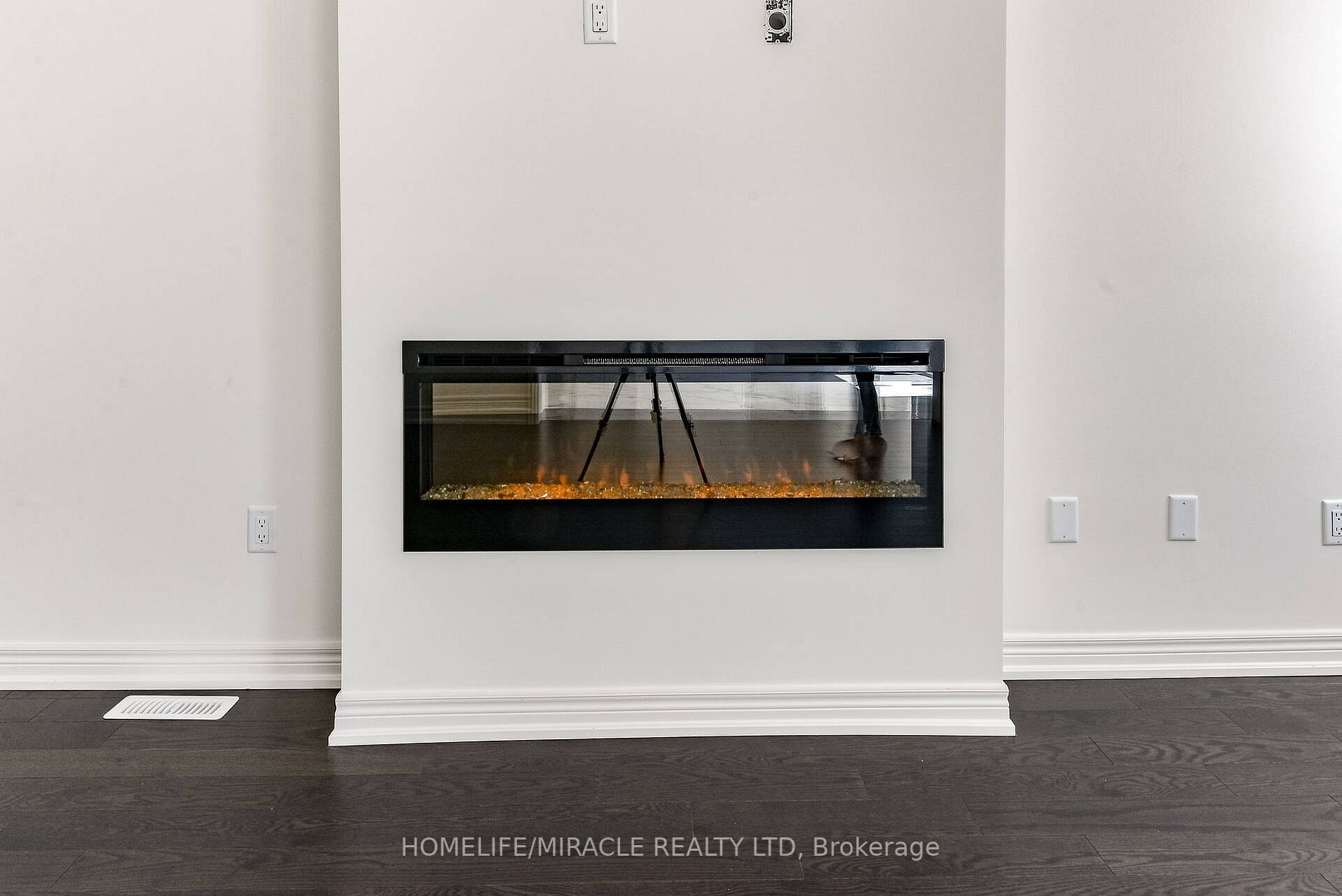 21 Ezra Cres